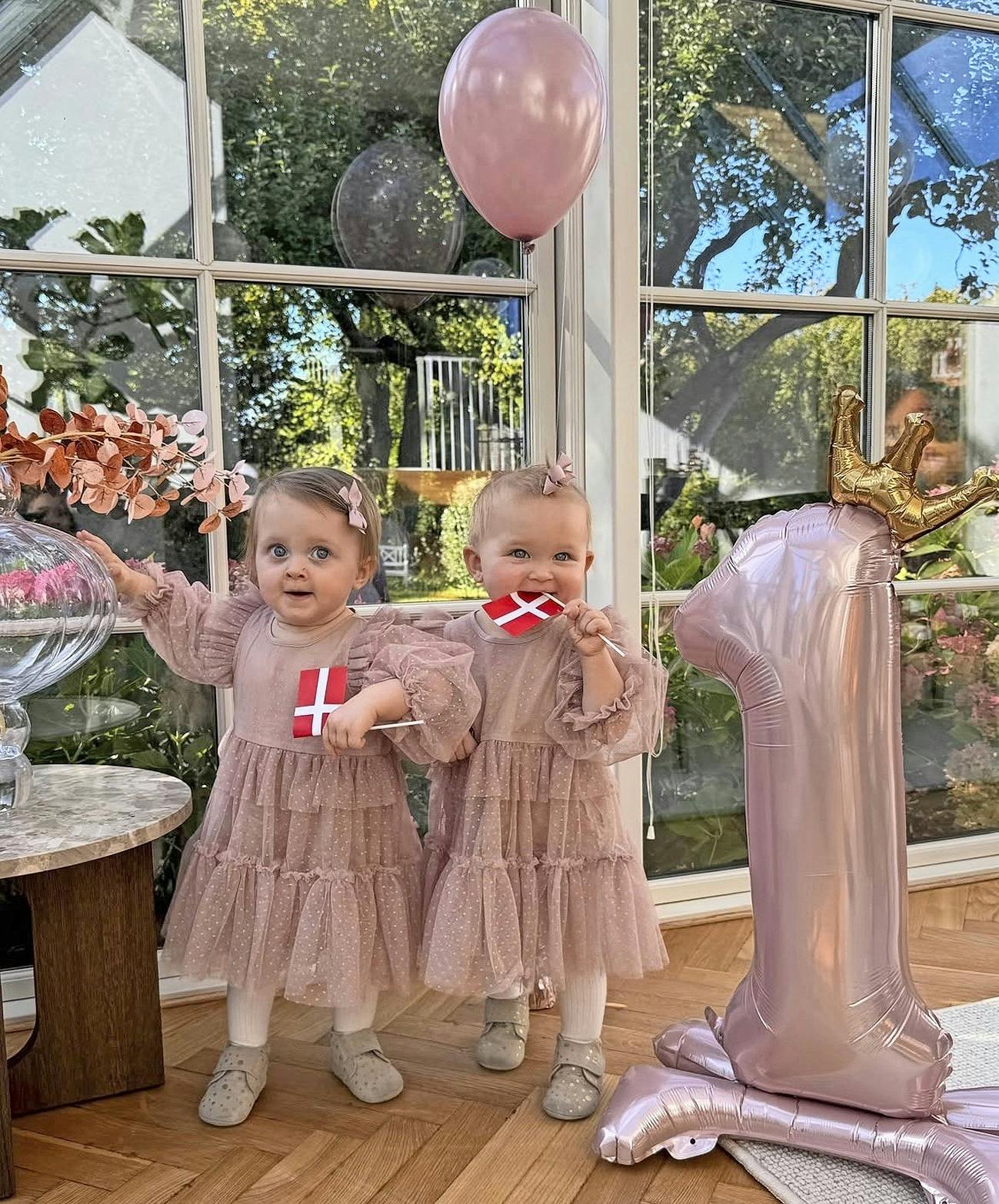 Morten og Frederiks tvillinger fejer 1-års fødselsdag.