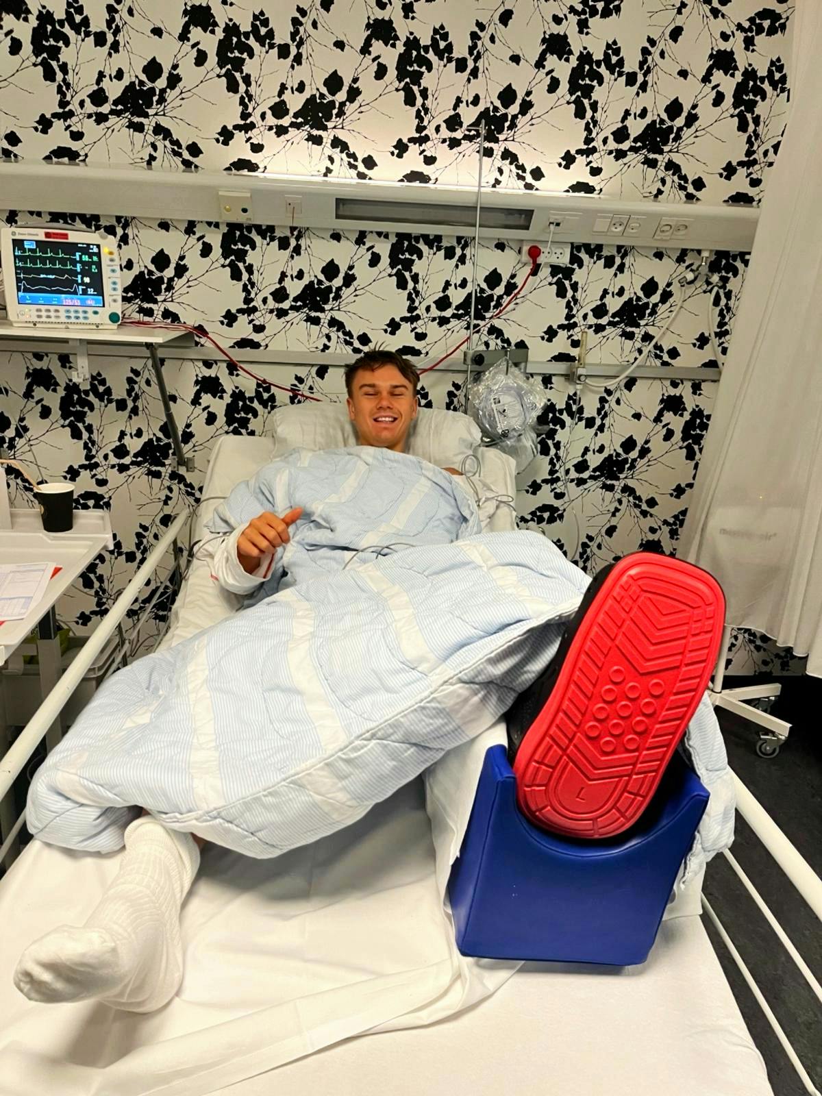 Holger Rune bliver i Danmark under sin rehabilitering.