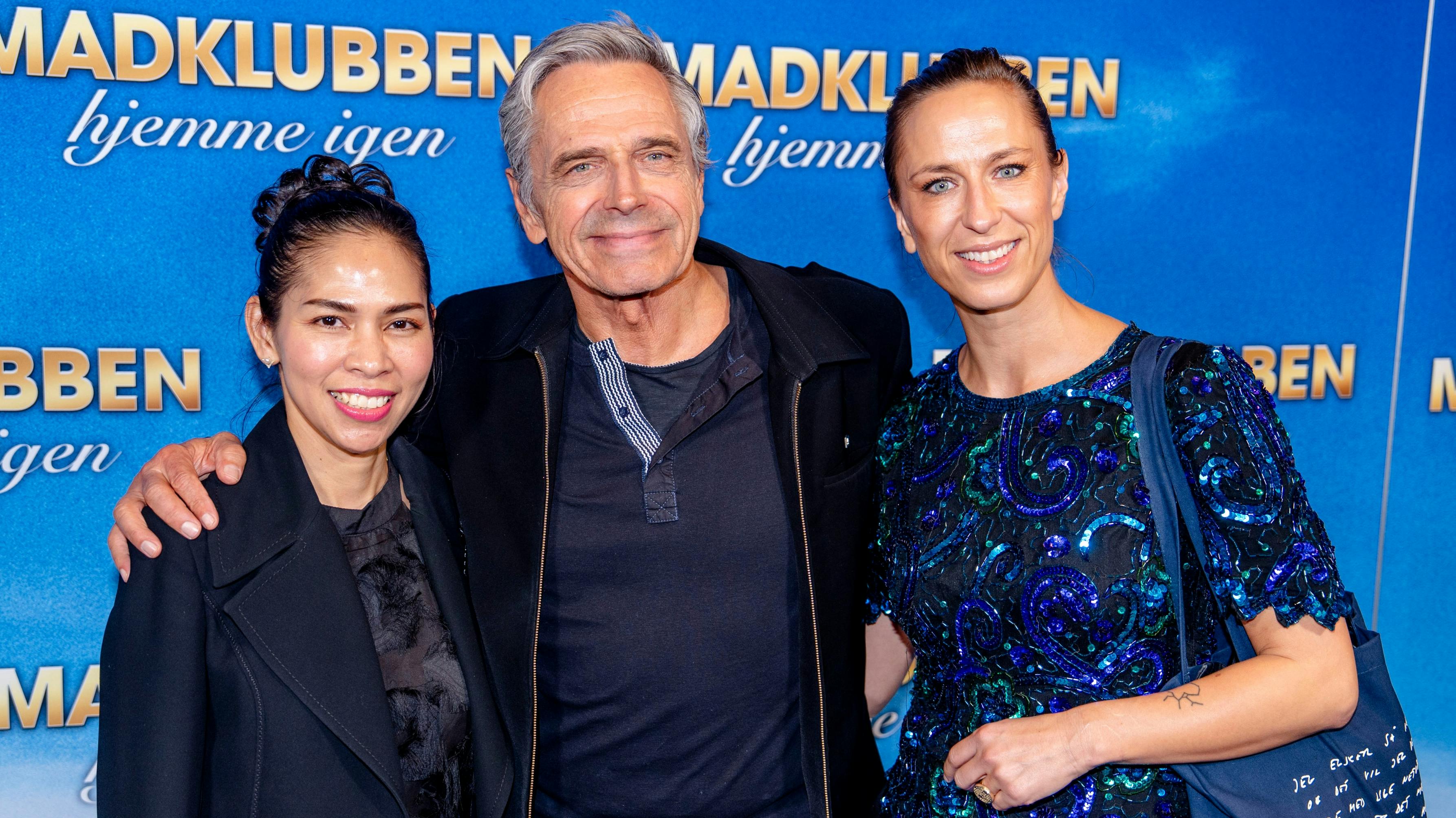 Michael Falch i godt selskab mellem sin kone Ginnalee og sin datter Mathilde Falch.