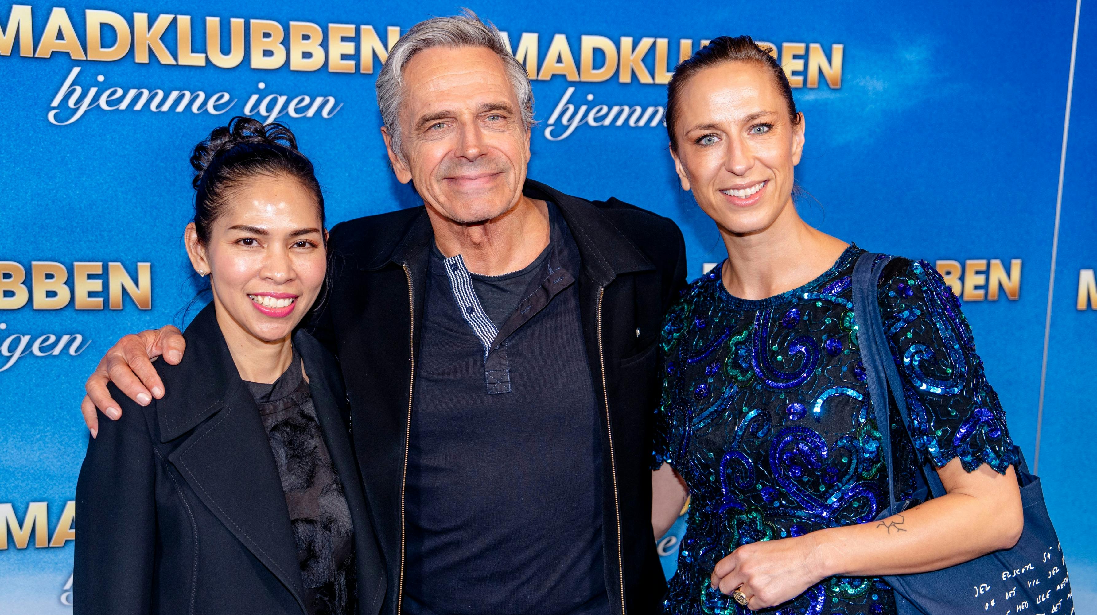 Michael Falch i godt selskab mellem sin kone Ginnalee og sin datter Mathilde Falch.