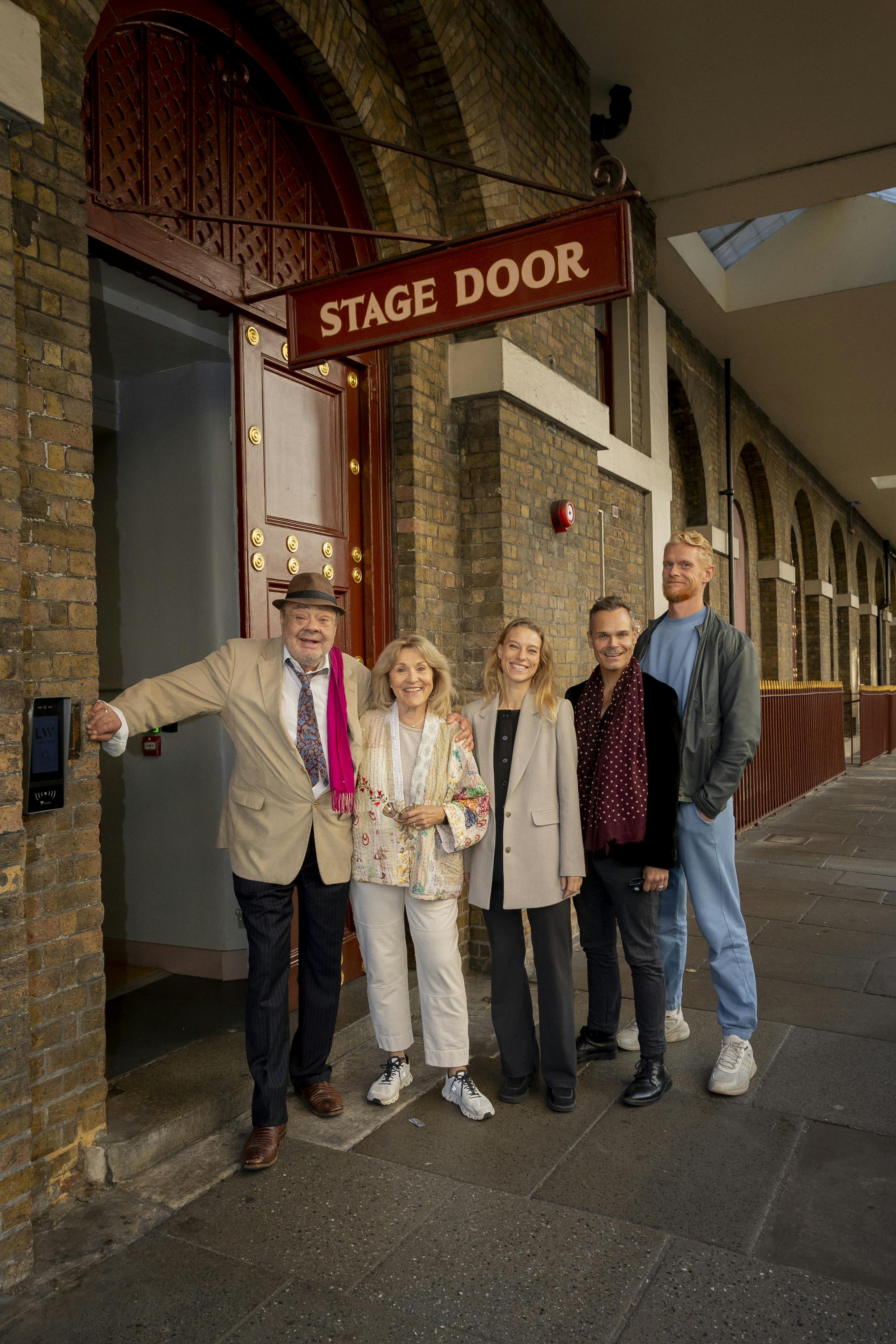 Tommy Kenter og Susse Wold med deres medspillere i "My Fair Lady", Peter Plauborg, Sofie Topp Christensen og Kim Hammelsvang, foran Drury Lane-teateret i London. 