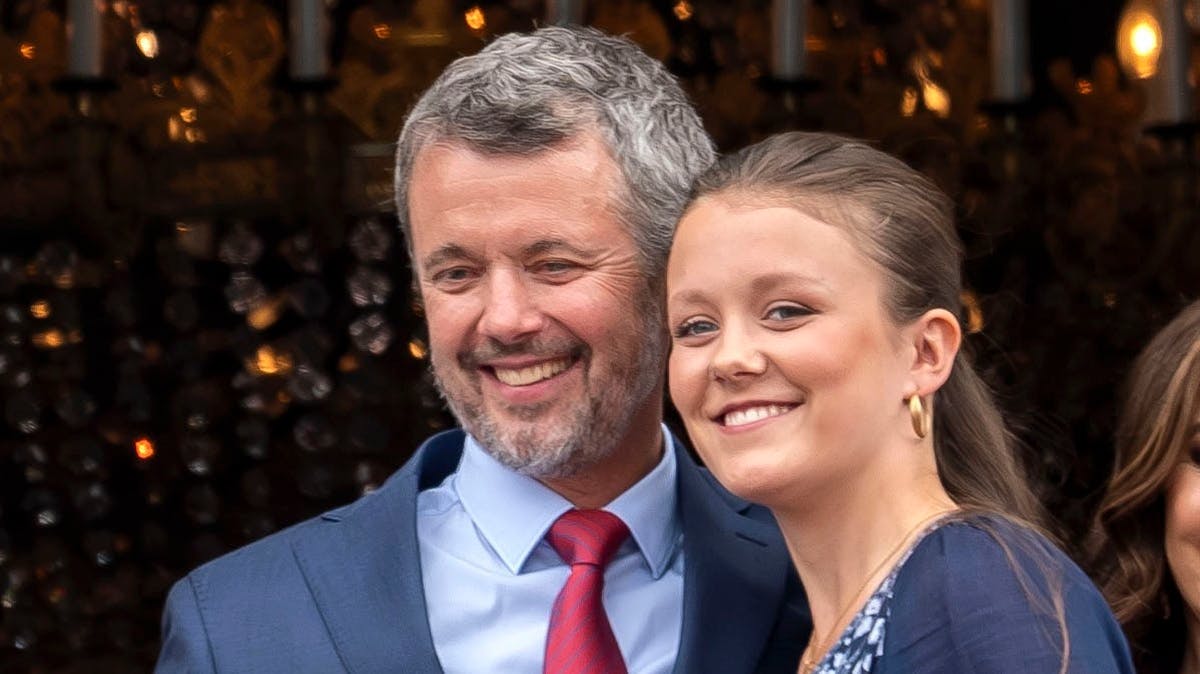 Prinsesse Isabella stod klar med søde og opbakkende ord til sin far, kong Frederik, på hans store dag.