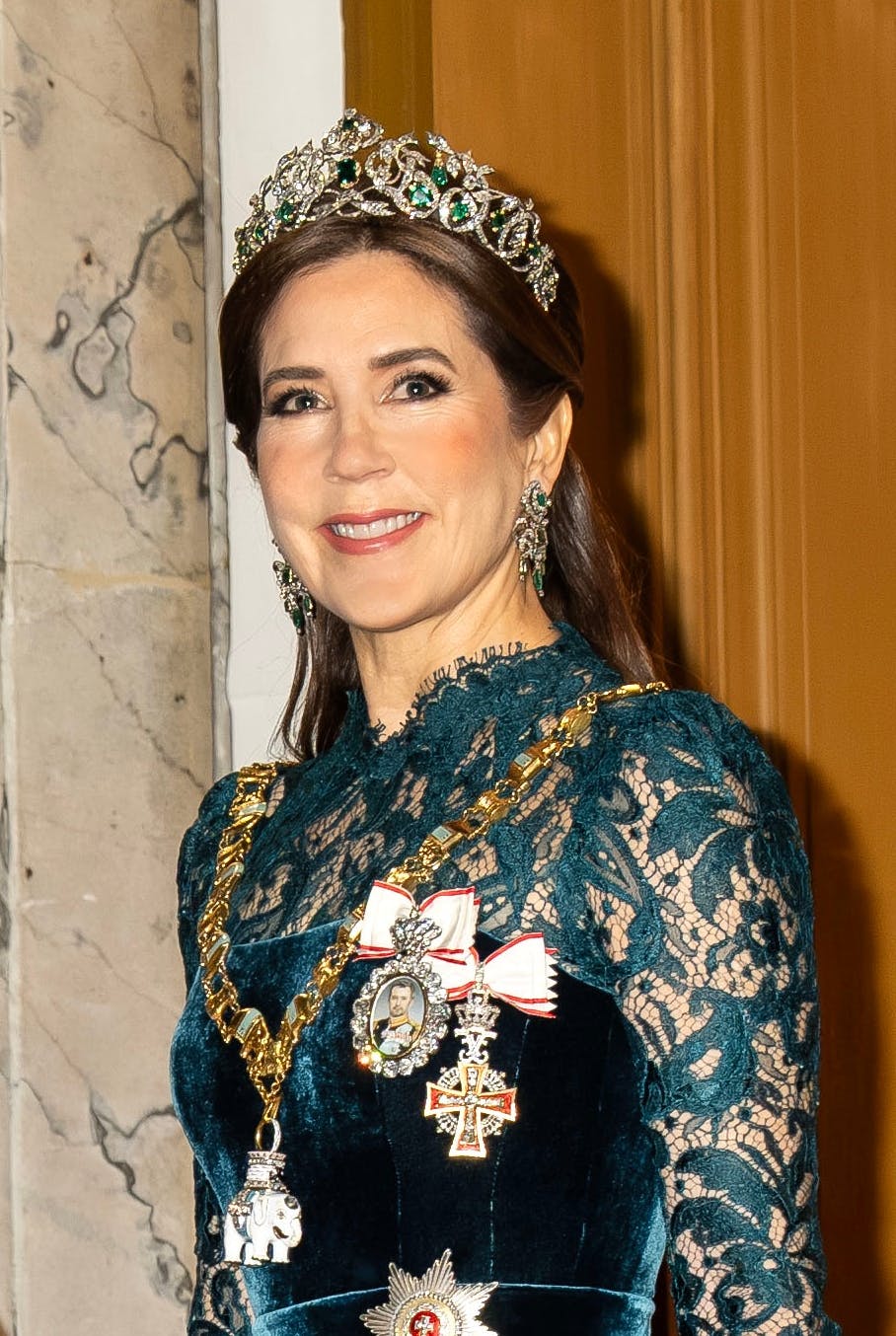 Dronning Mary, som ankommer til nytårstaflet i 2025, hvor hun bærer smaragdsættet.
