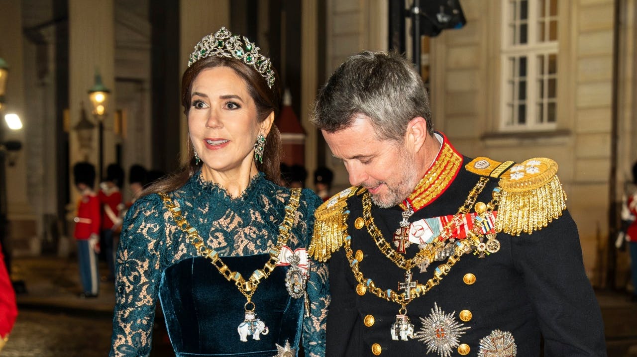 Dronning Mary med smaragdsættet, som er en del af kronjuvelerne.