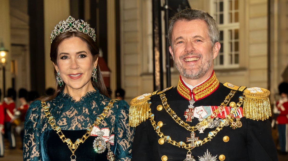 Kong Frederik sammen med dronning Mary. Kong Frederik får en helt særlig rolle til statsbanket i Letland. 