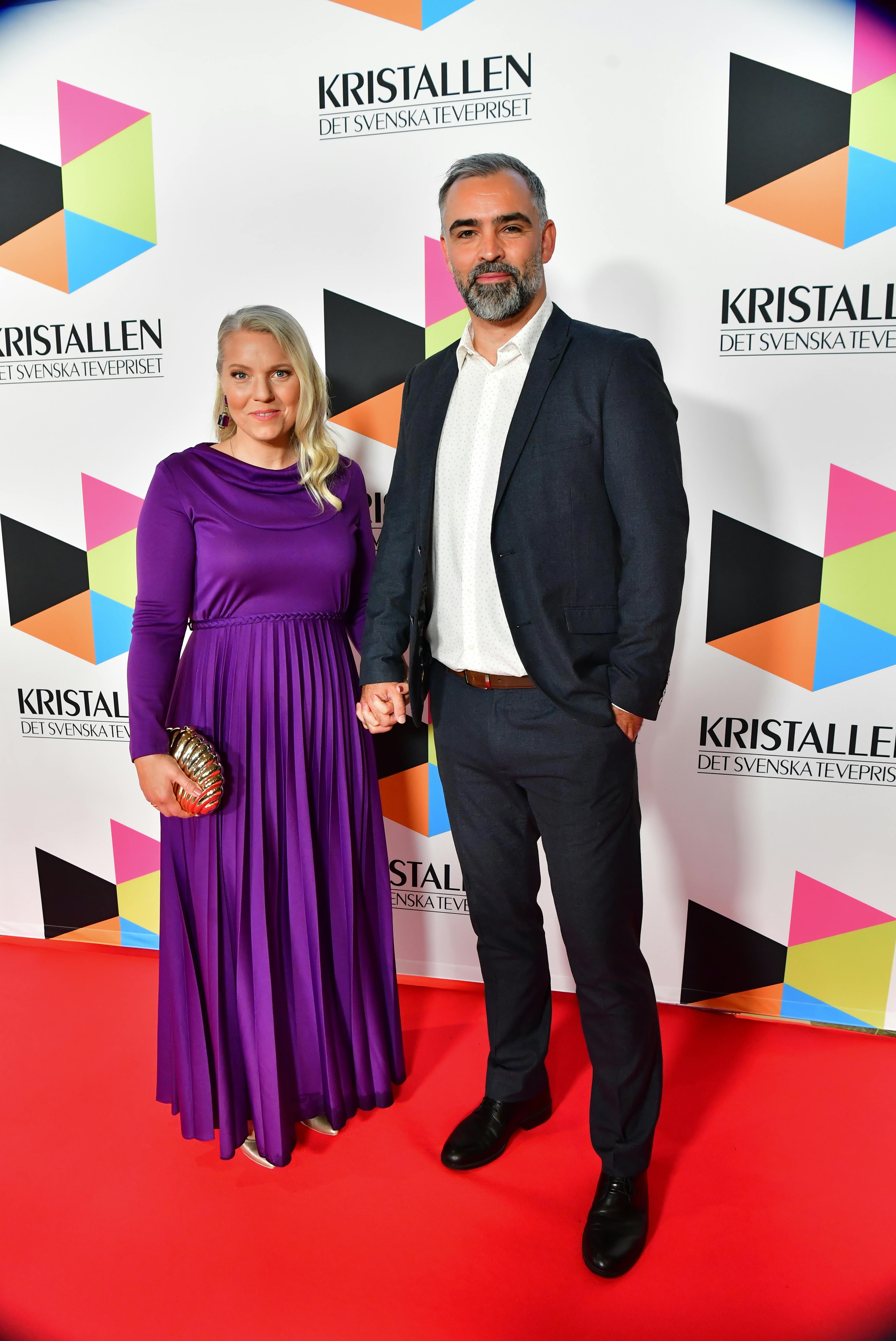 STOCKHOLM 20210827 Carina Bergfeldt med sällskap kommer till Kristallengalan 2021 på Cirkus i Stockholm på fredagen. Foto Jonas Ekströmer / TT kod 10030
