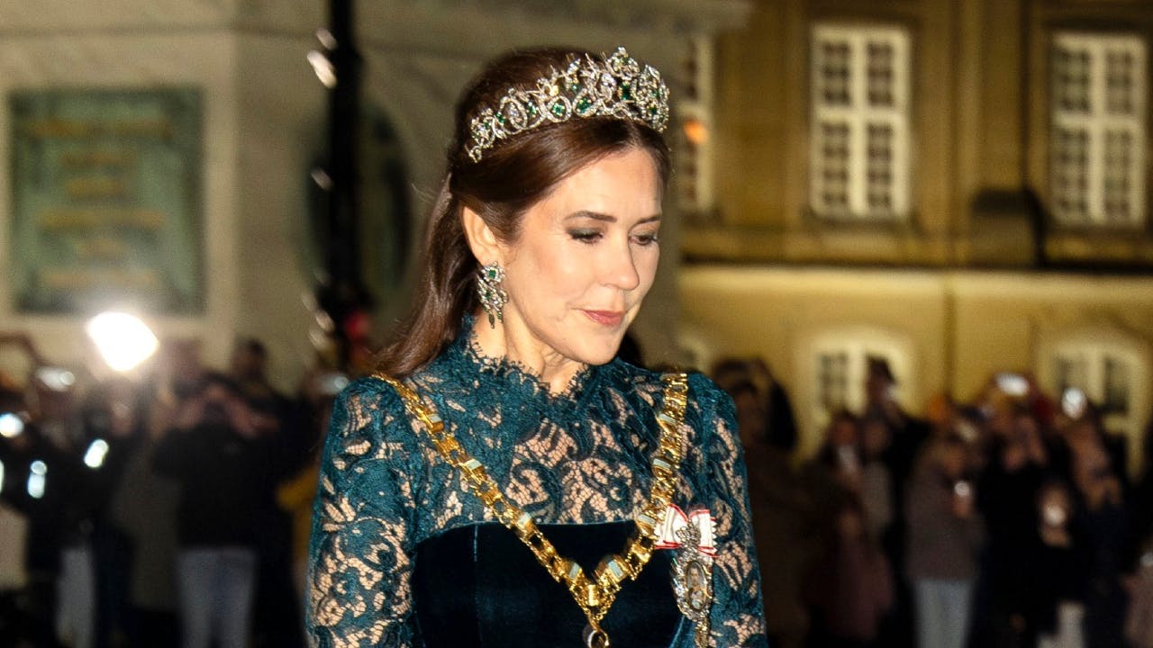 Dronning Mary bar smaragd-sættet fra kronjuvelerne under nytårstaflet 2025. 