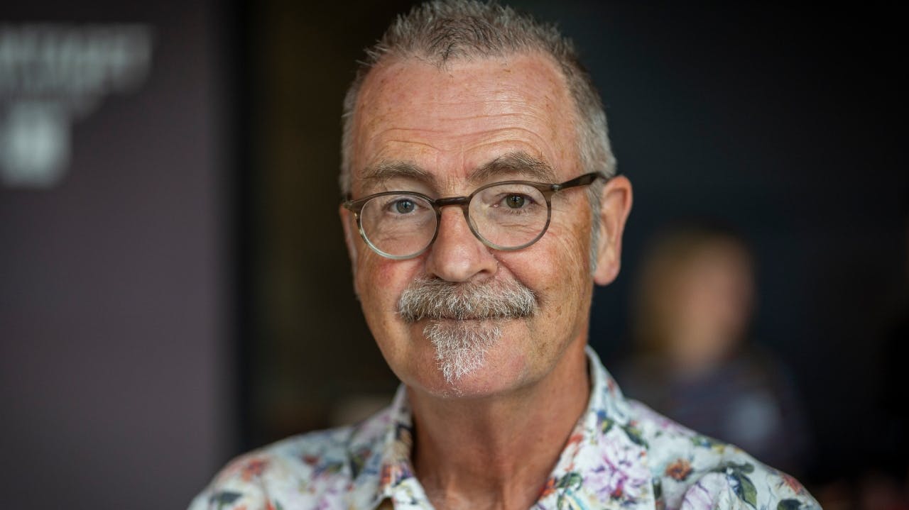Adrian Hughes har i otte år været vært på radioprogrammet "Klog på sprog", som stopper.