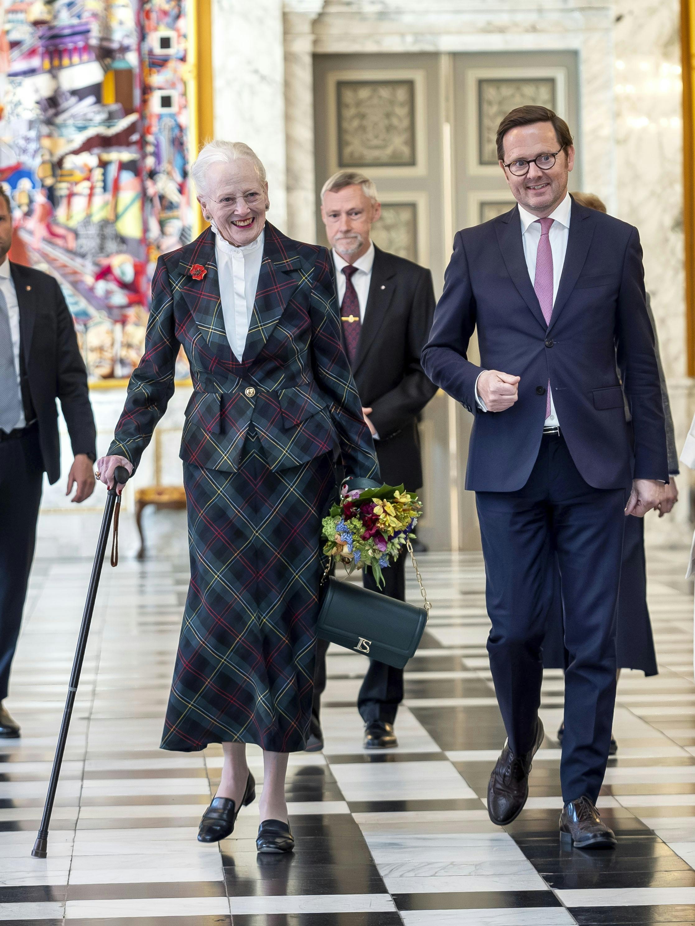 OPGAVE: Dronning Margrethe deltager i fejringen af 25-året for Bjørn Nørgaards gobeliner STED: Christiansborg slotJOURNALIST: Ulrik UlriksenFOTOGRAF: © Hanne Juul/ Aller Foto & VideoDATO: 202504029
