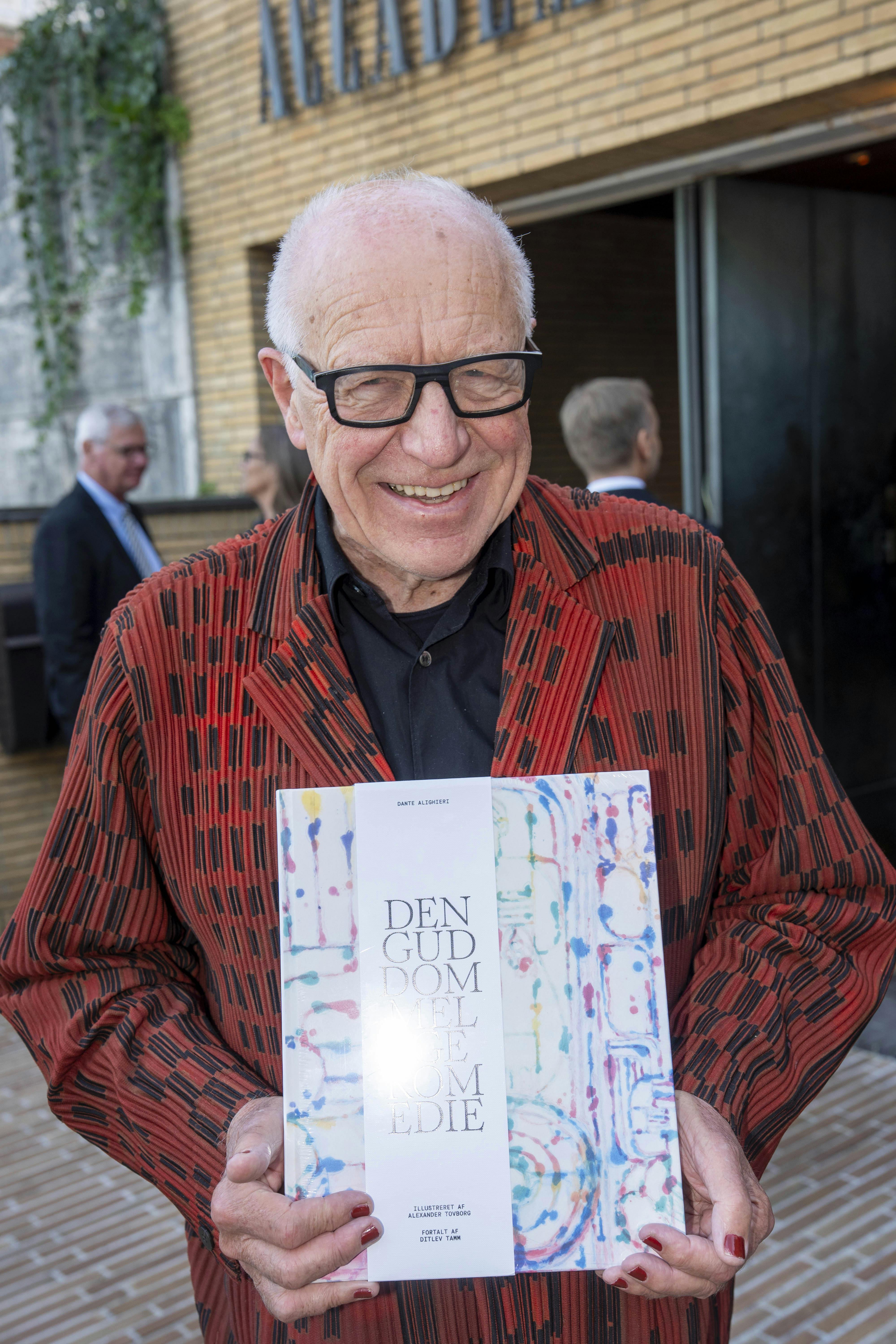 Ditlev Tamm havde sin seneste bog med som gave til dronning Margrethe.