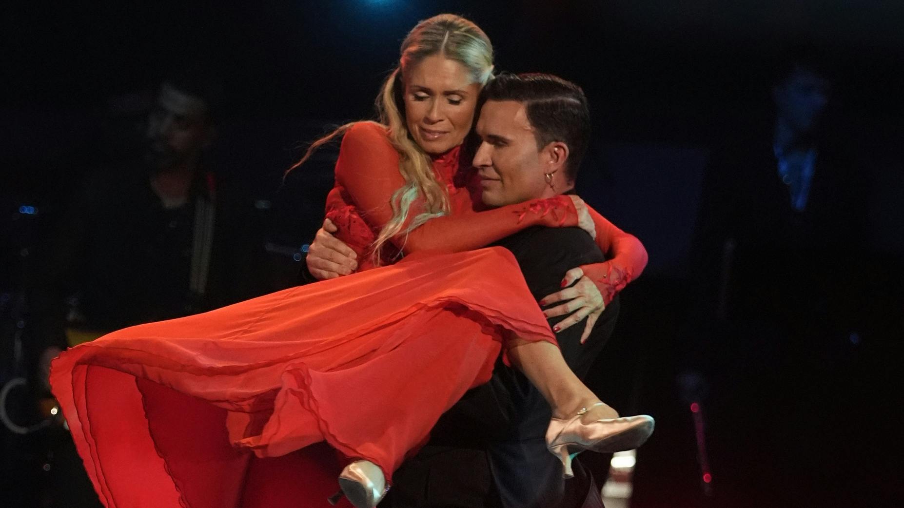 Gustav Salinas og Karina Frimodt under deres dans til "Vild med dans - Knæk Cancer".