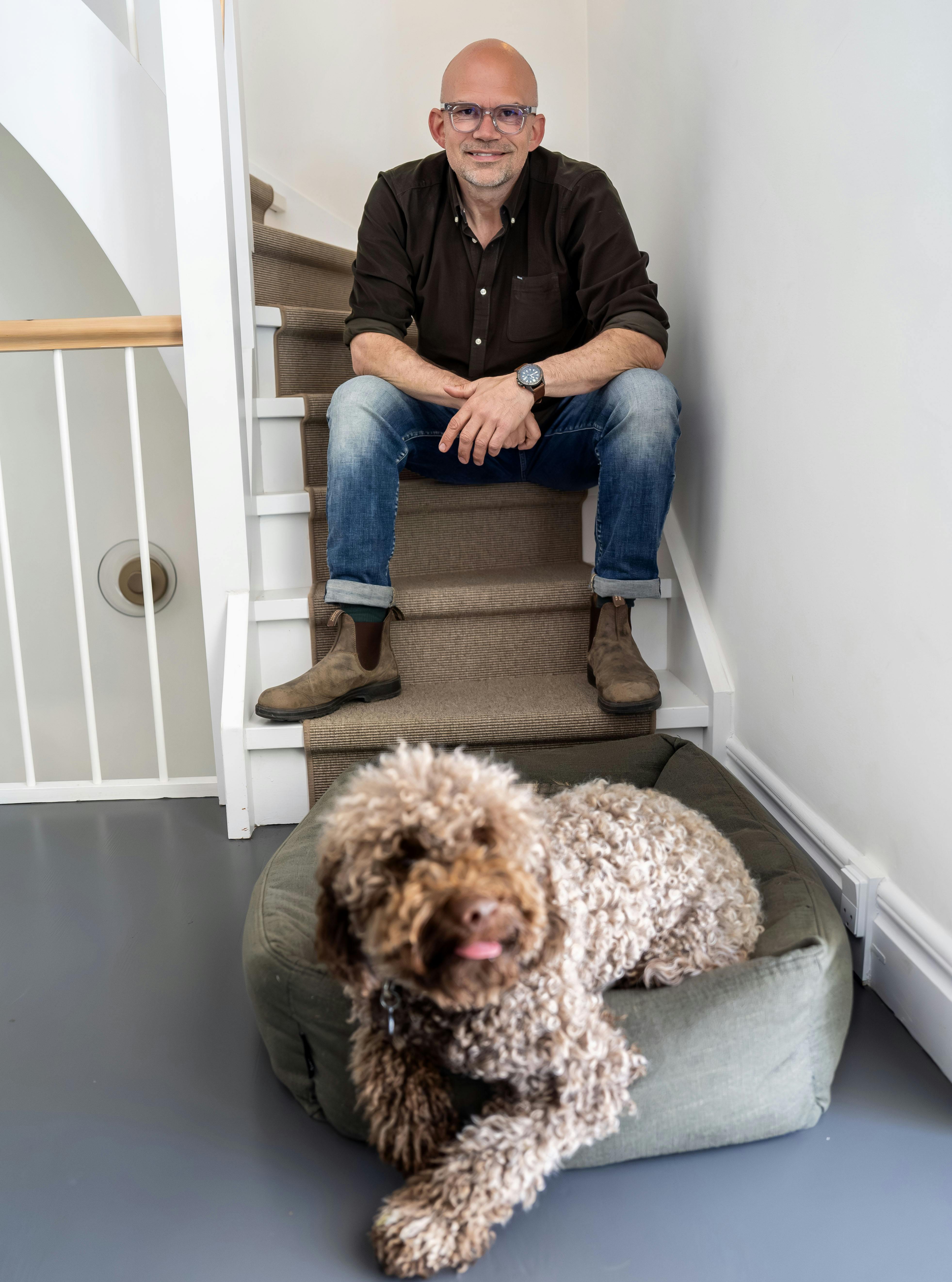 Jesper Vollmer med sin elskede hund Carla.