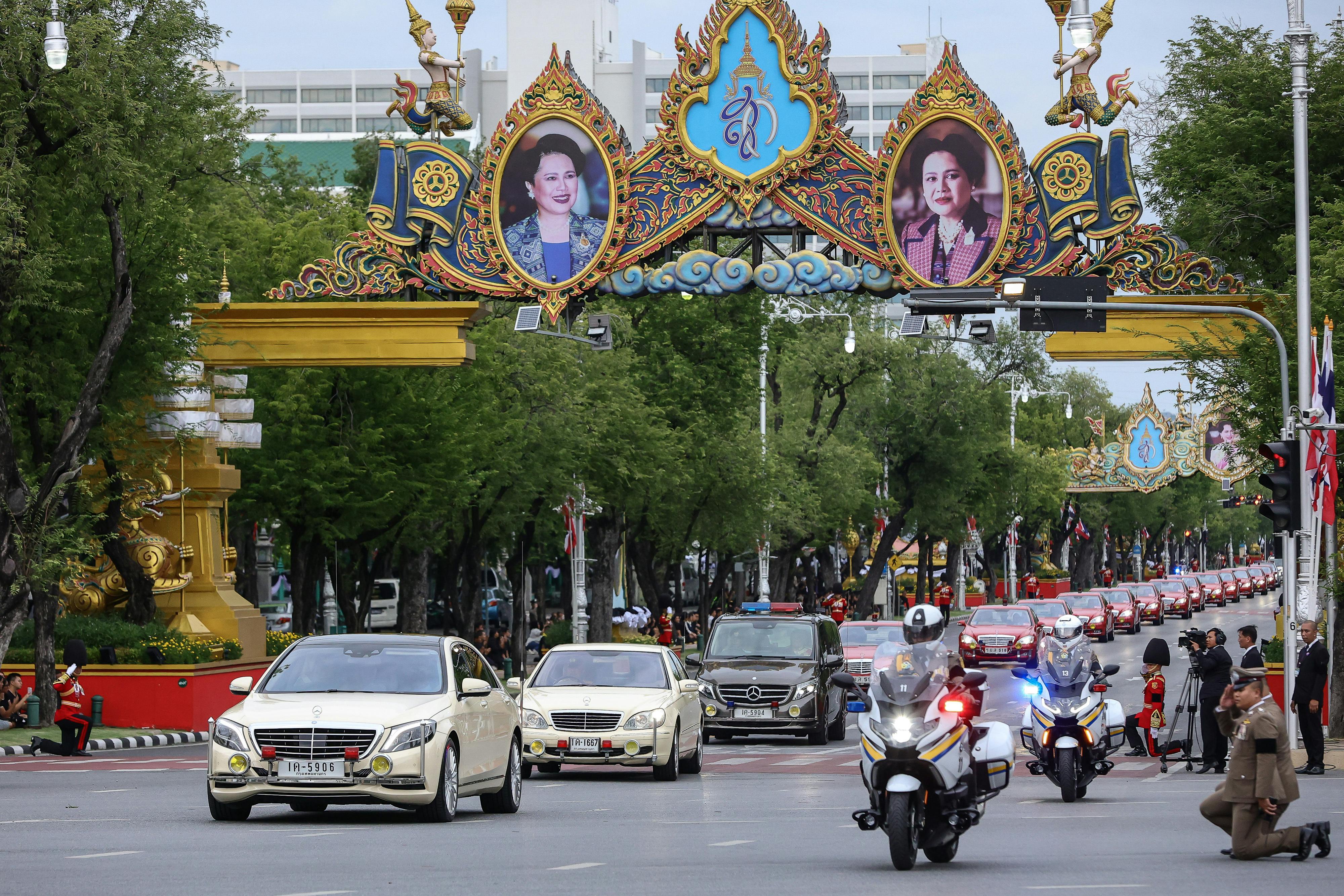 Dronning Sirikits båre føres fra King Chulalongkorn Memorial-hospitalet til det kongelige palads i Bangkok.