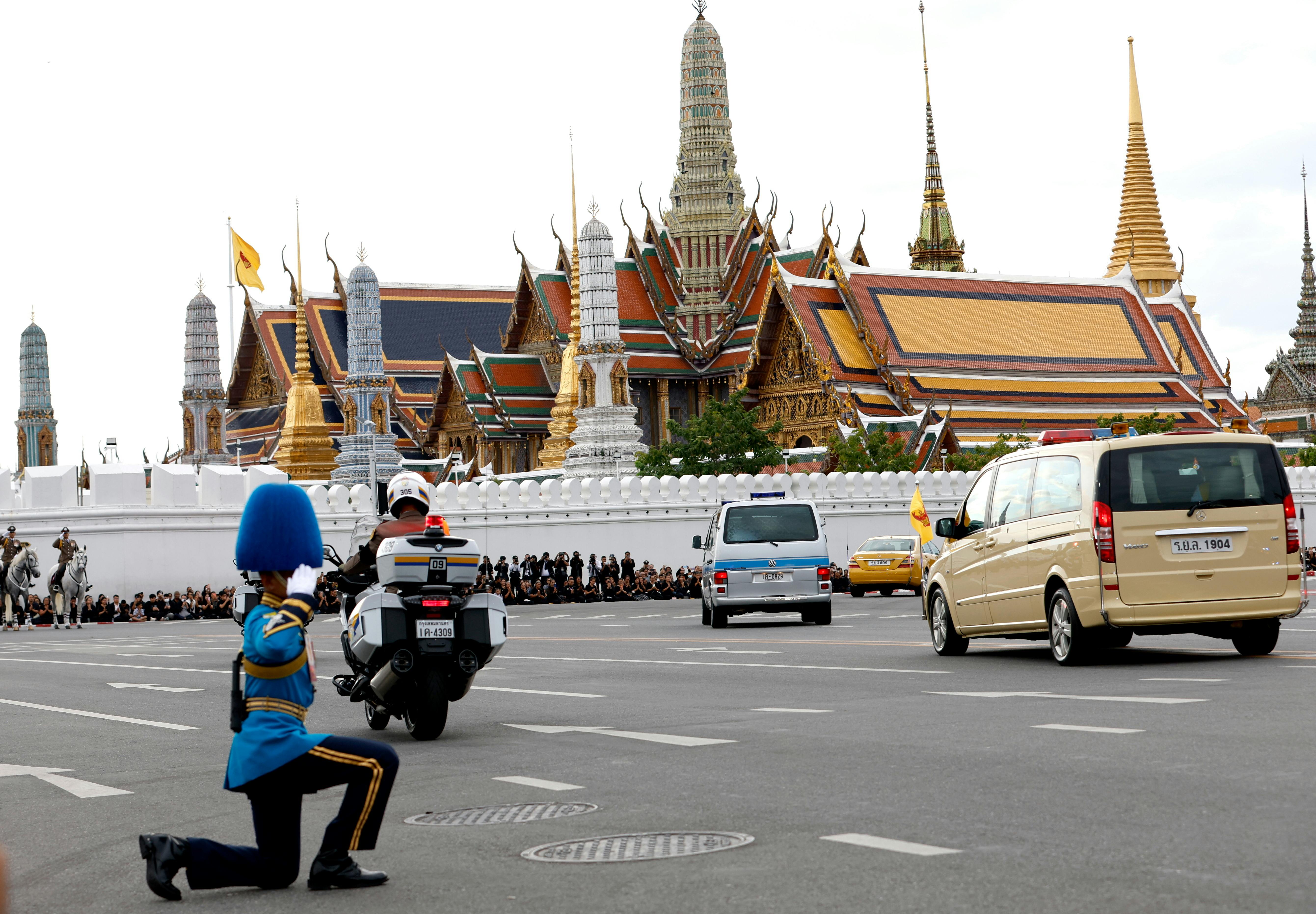 Dronning Sirikits båre føres fra King Chulalongkorn Memorial-hospitalet til det kongelige palads i Bangkok.