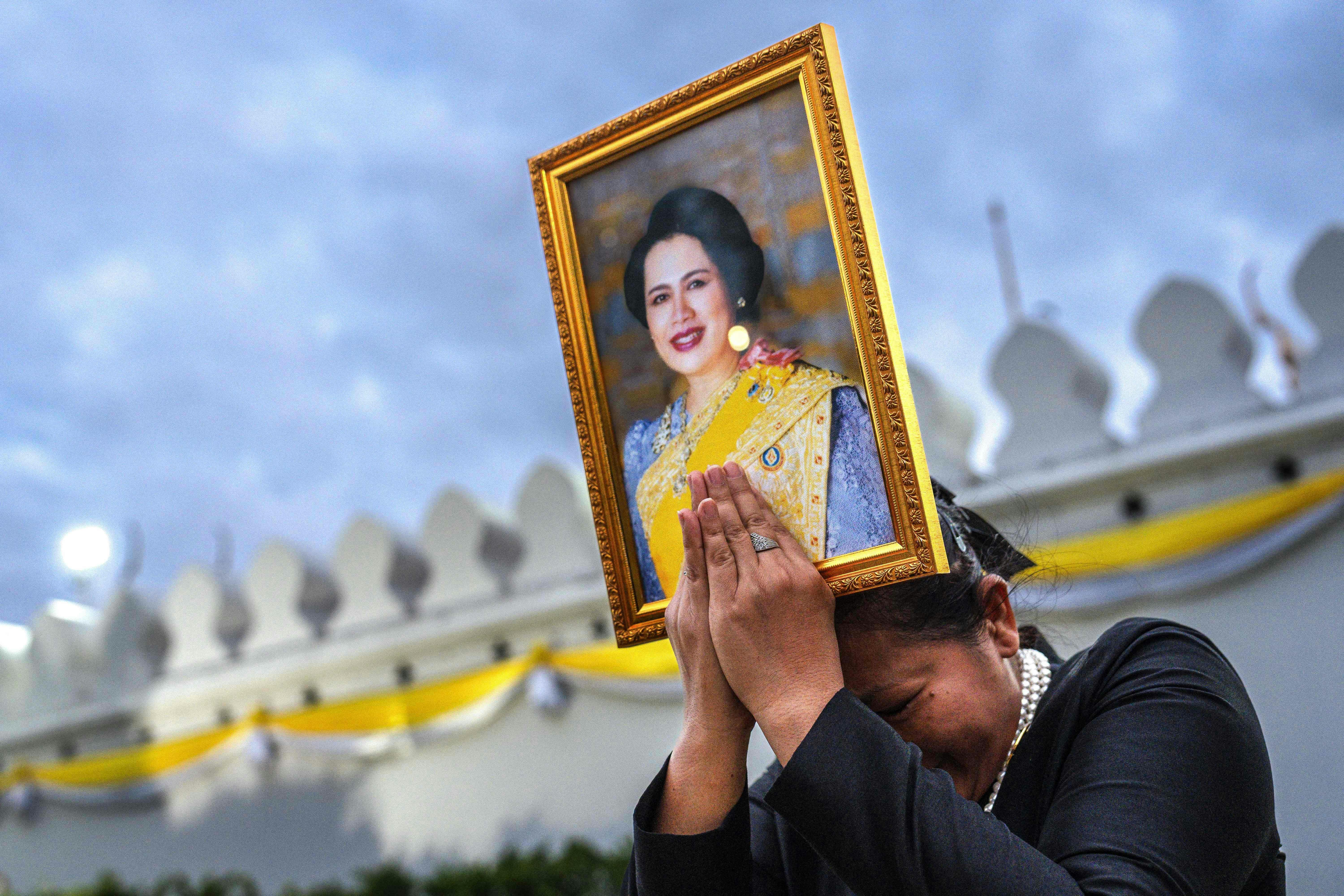 Søndag føres dronning Sirikits båre fra King Chulalongkorn Memorial-hospitalet til det kongelige palads i Bangkok.