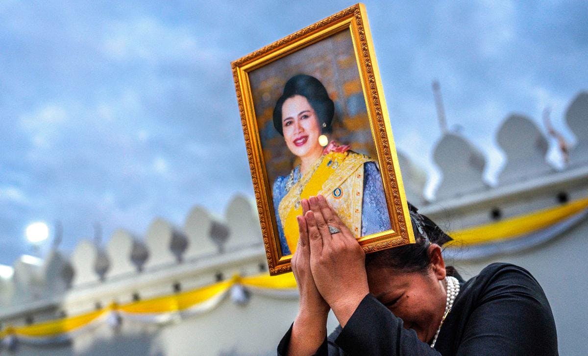 Tusinder af sørgende stillede sig op langs ruten med dronning Sirikits båre fra King Chulalongkorn Memorial-hospitalet til det kongelige palads i Bangkok.