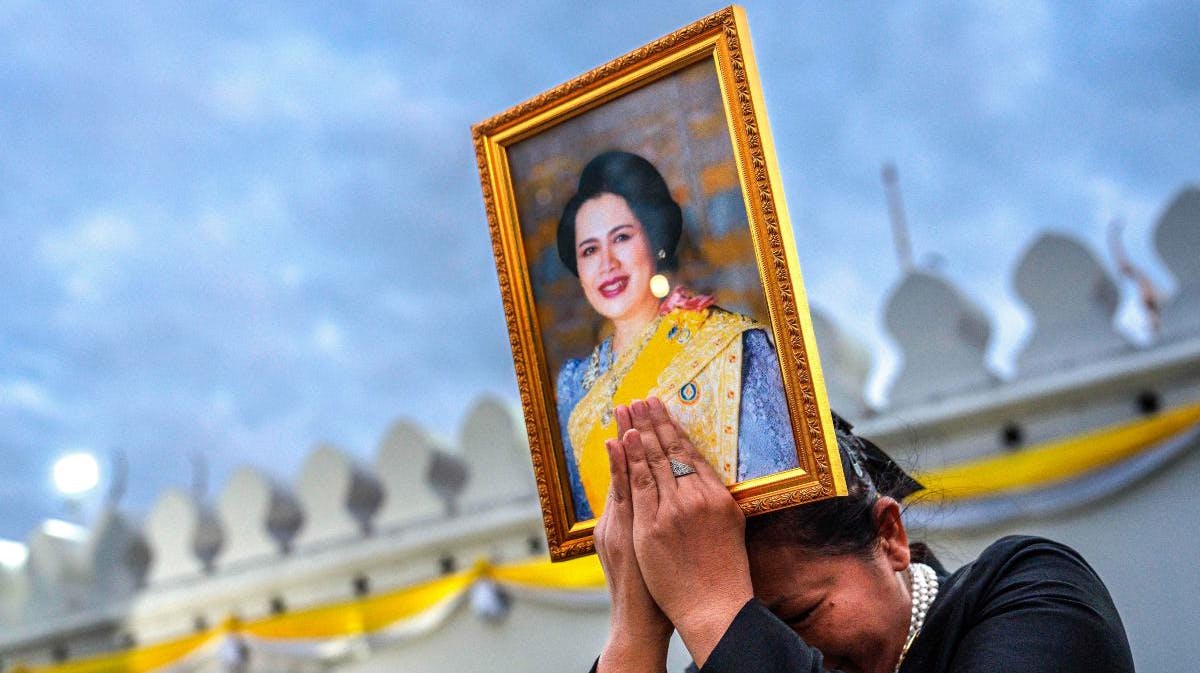 Tusinder af sørgende stillede sig op langs ruten med dronning Sirikits båre fra King Chulalongkorn Memorial-hospitalet til det kongelige palads i Bangkok.