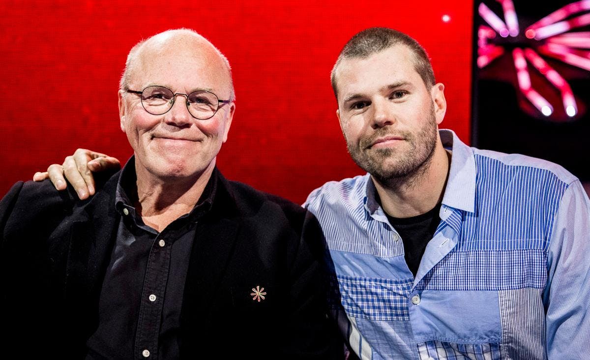 Mikkel Hansen med sin far Flemming Hansen i callcentret, da TV 2 sendte "Knæk Cancer - et show for sagen" lørdag 25. oktober 2025.