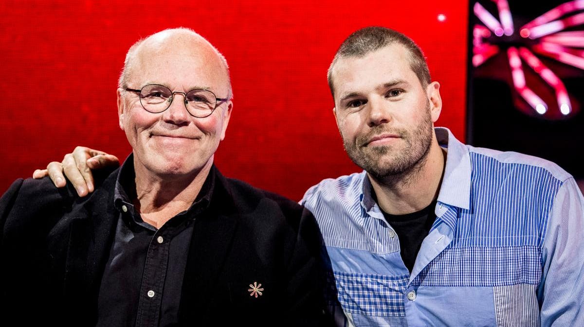 Mikkel Hansen med sin far Flemming Hansen i callcentret, da TV 2 sendte "Knæk Cancer - et show for sagen" lørdag 25. oktober 2025.
