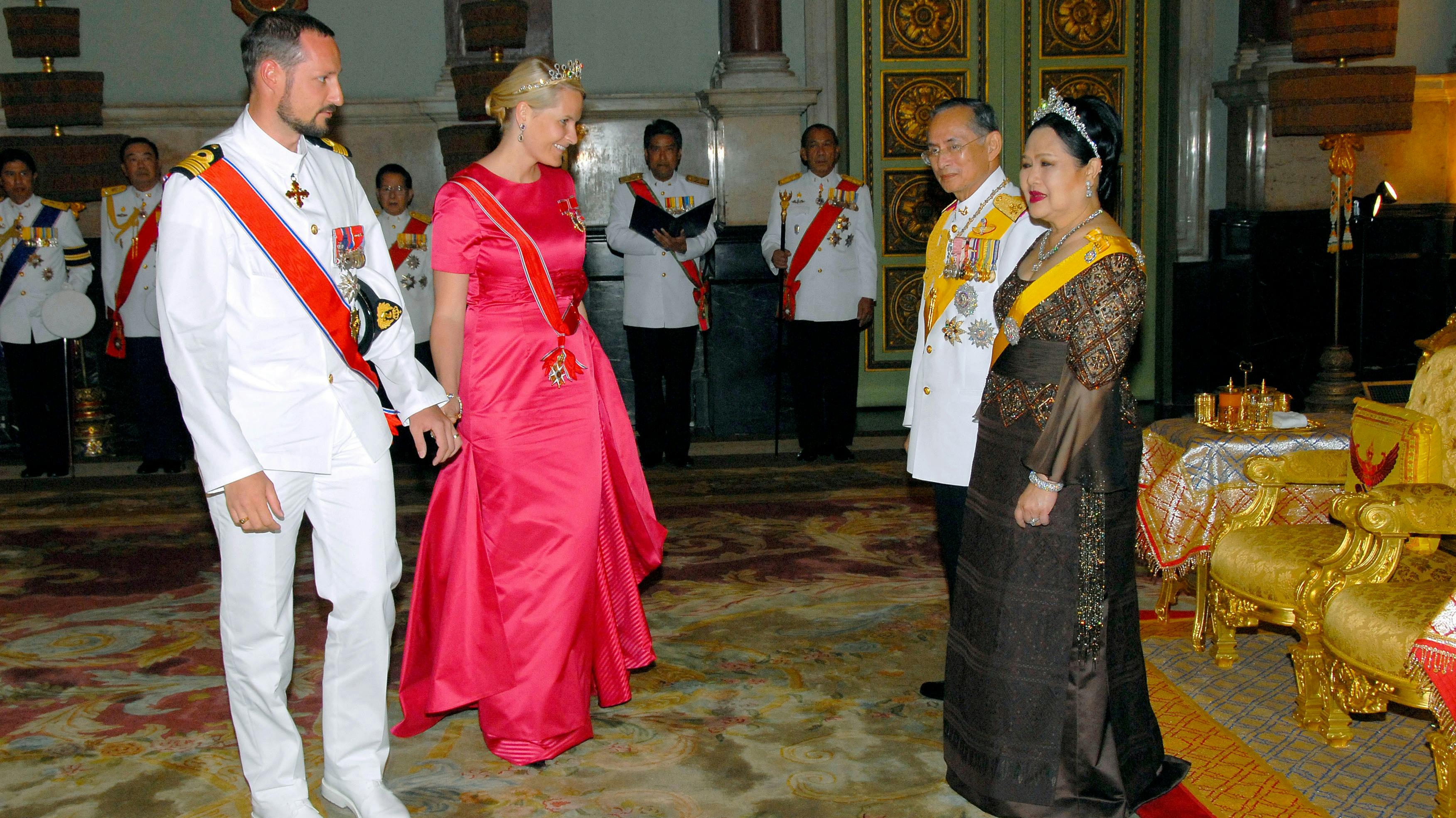 Kronprins Haakon og kronprinsesse Mette-Marit hilser på kong Bhumibol Adulyadej og dronning Sirikit i anledning af fejringen af hans 60-års jubilæum på tronen tilbage i 2006.&nbsp;
