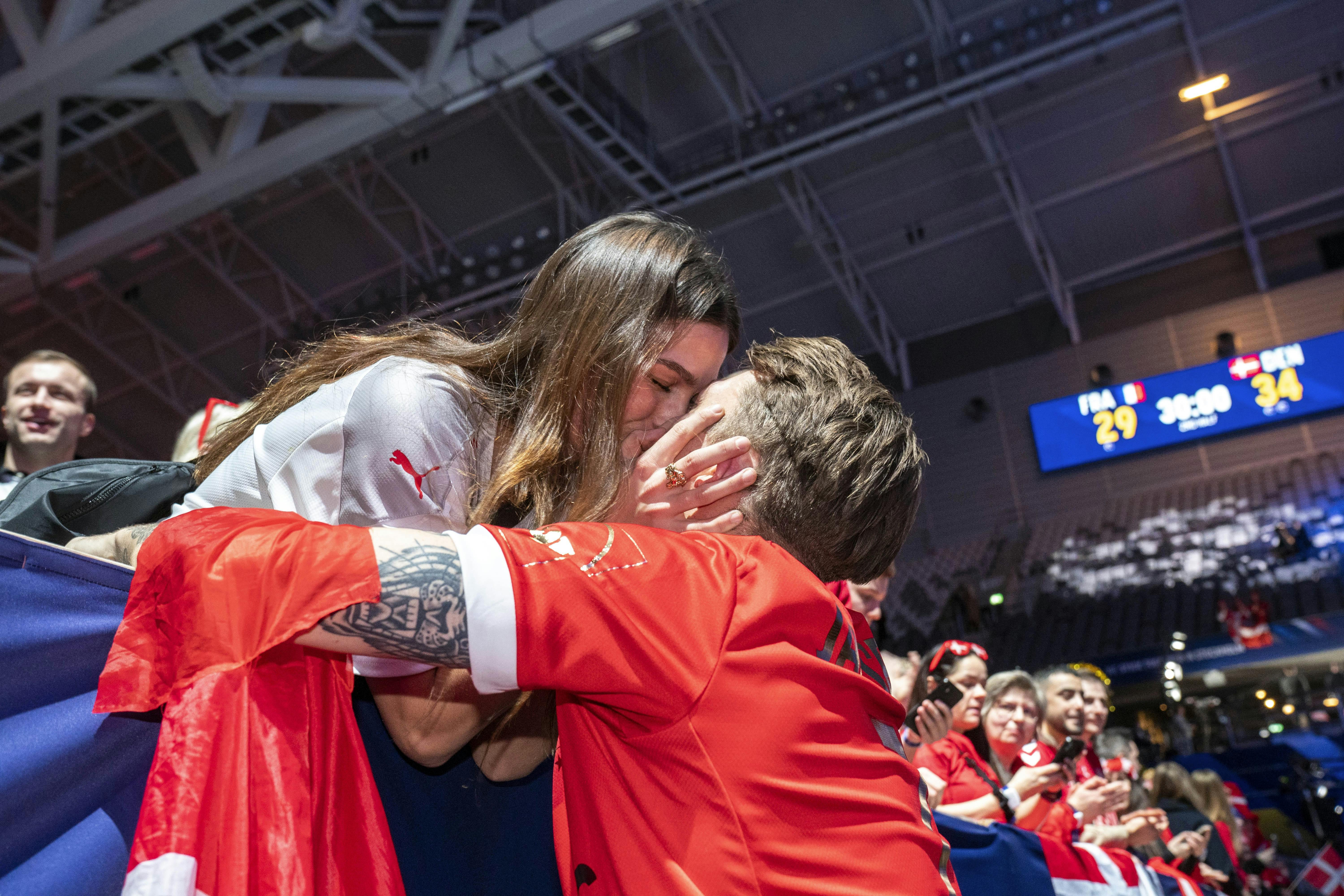 Helena Elver og Emil Jakobsen kyssede, efter Danmark havde vundet VM i 2023 med en sejr over Frankrig.