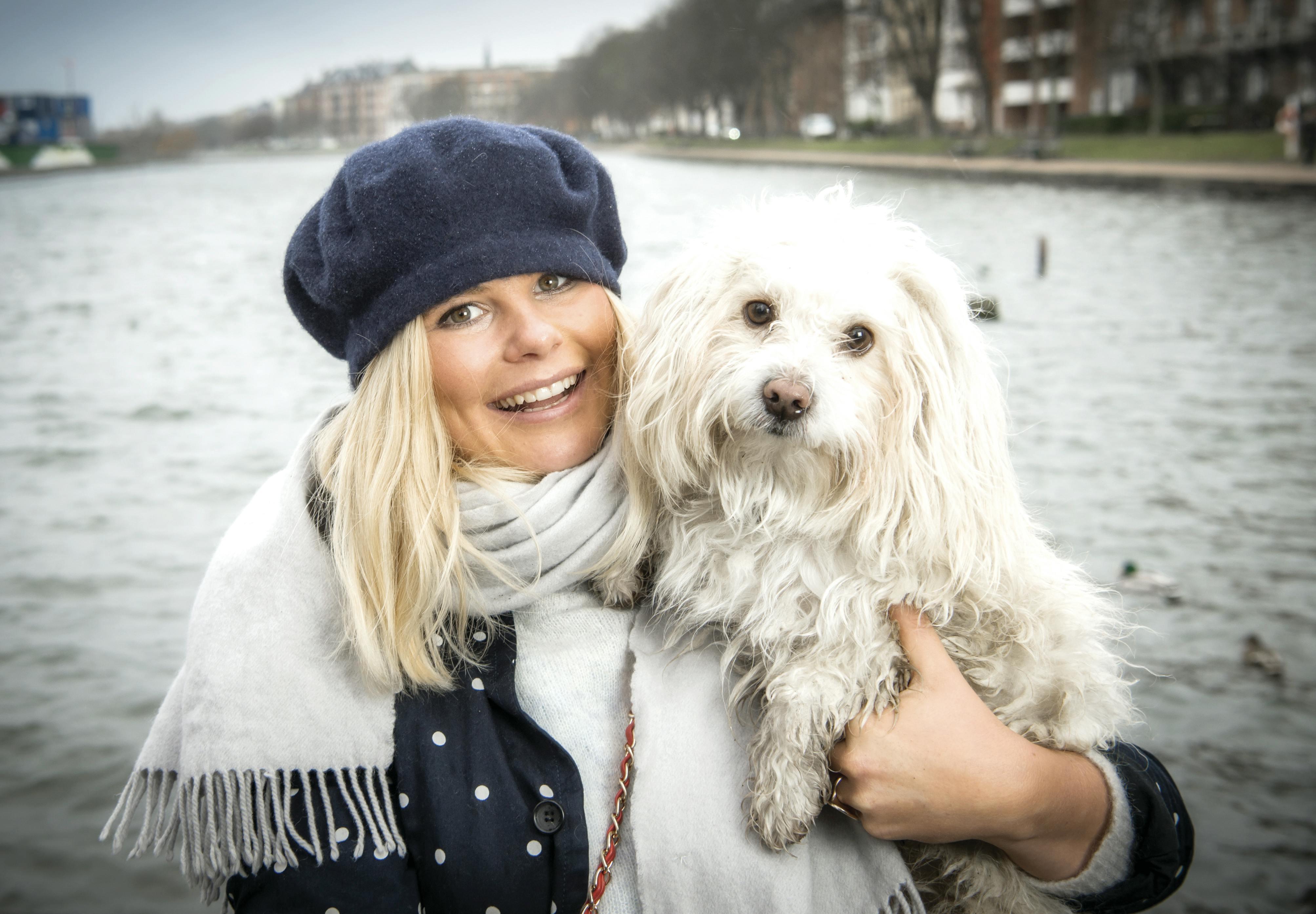 Sofie Linde med hunden Kim i 2018.
