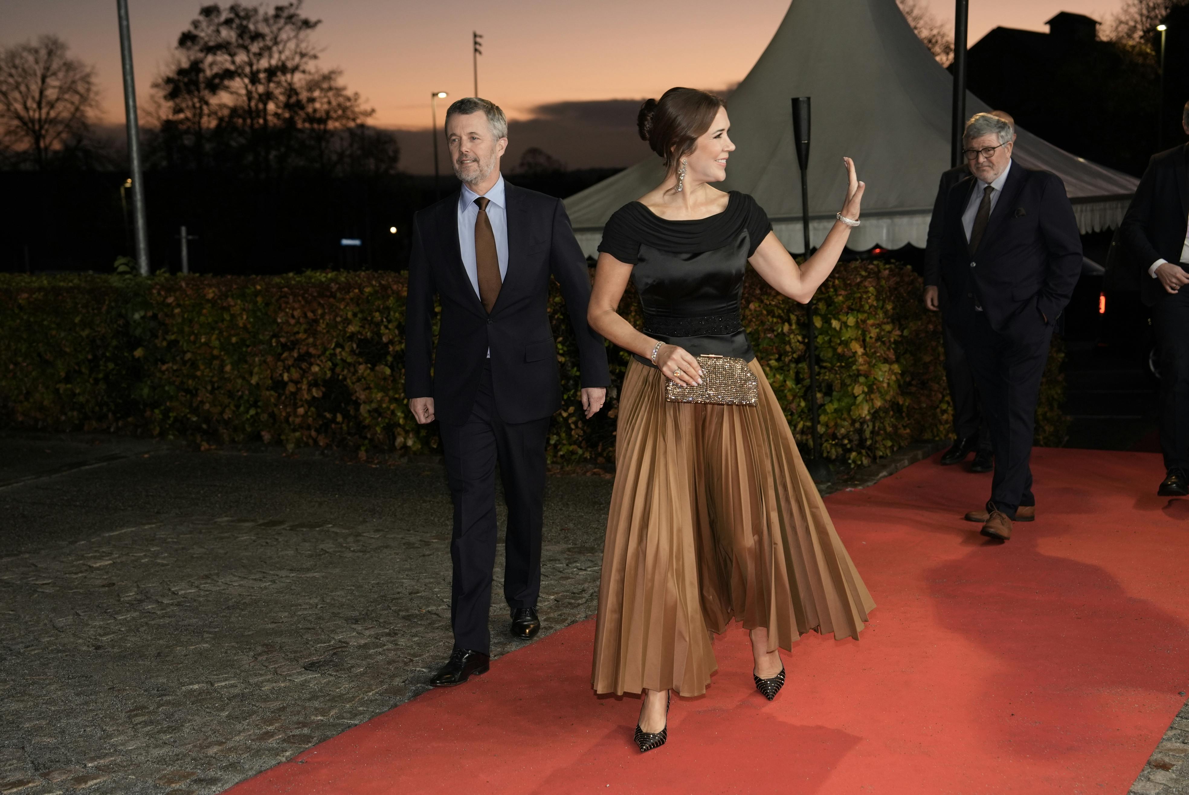 Dronning Mary ankom storsmilende - og i sæsonens hotteste farve - til "Kongeparrets Priser 2025".