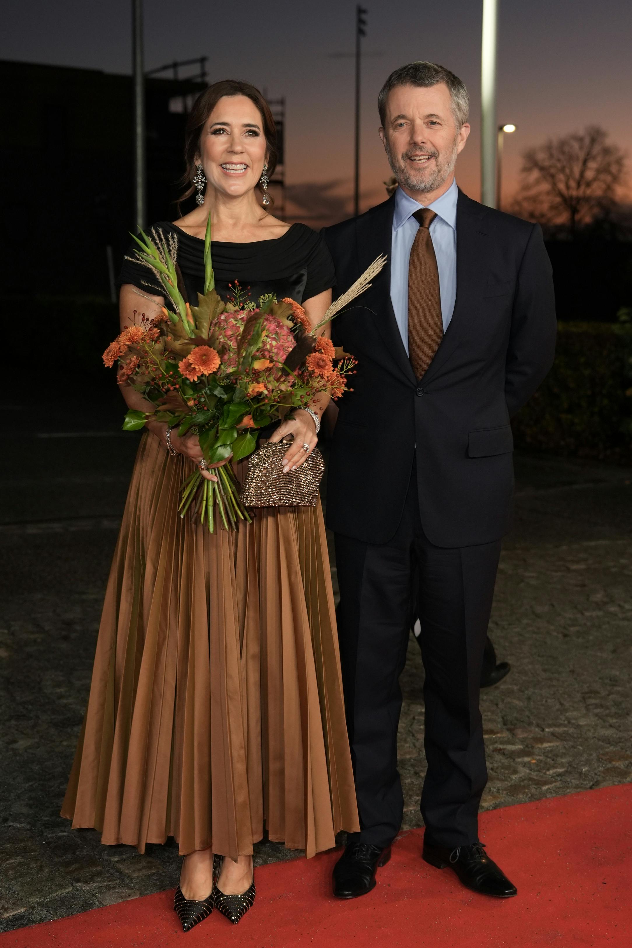 Dronning Marys glitrende clutch gav hendes look noget fest og farver. 