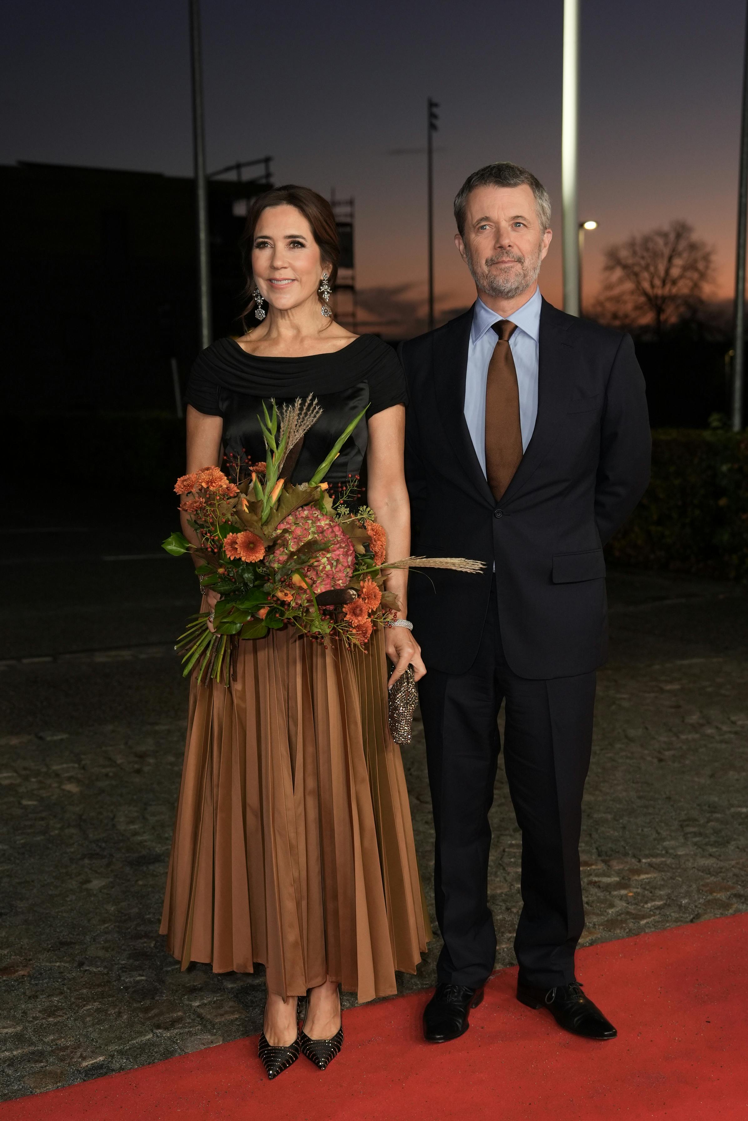 Dronning Mary og kong Frederik matchede flot på den røde løber, da de ankom til "Kongeparrets Priser 2025".