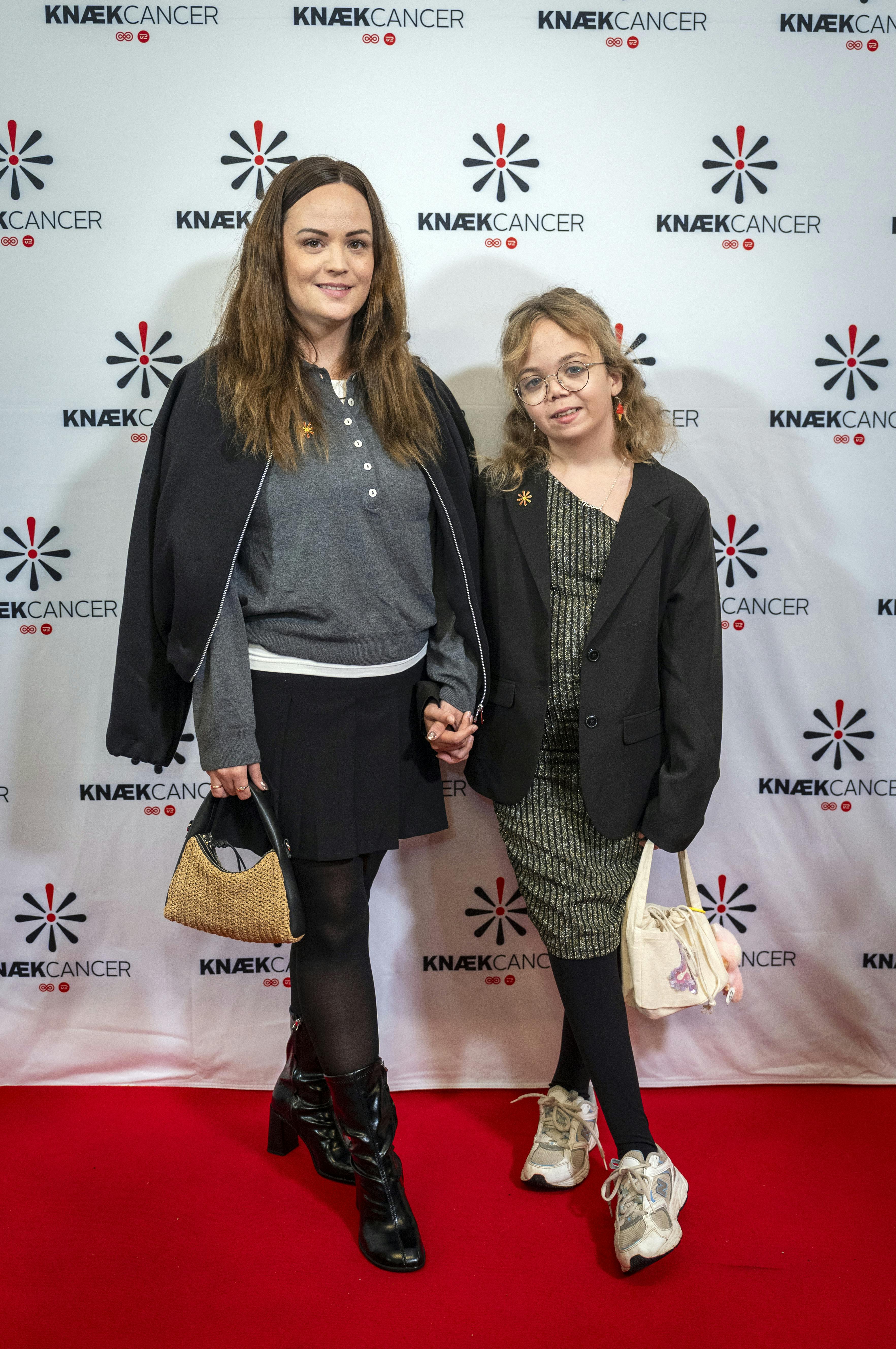 Karina og Nalina på den røde løber til "Vild med dans". 