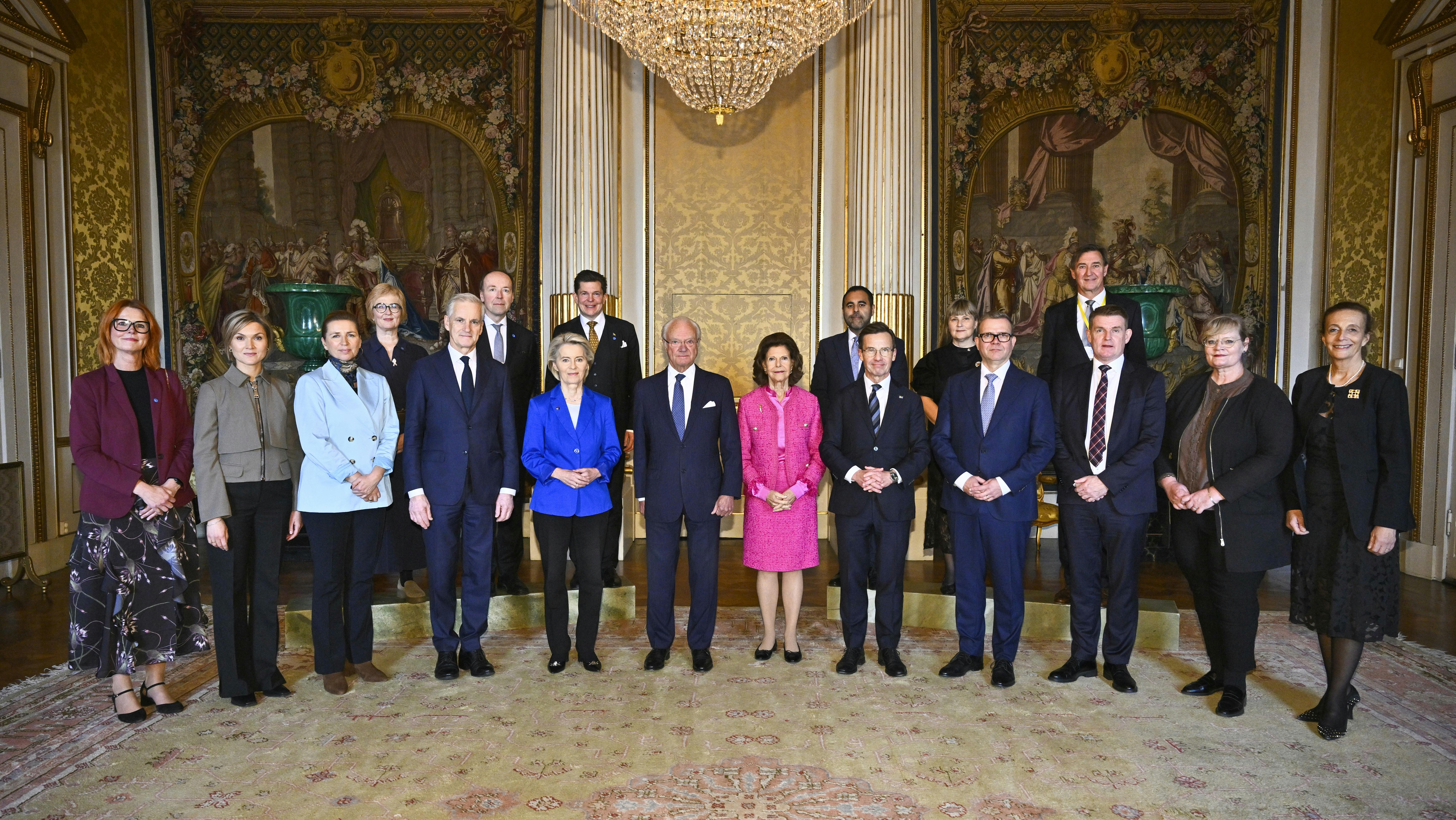 Forreste række fra venstre: Nordiske Råds præsident Heléne Björklund, Islands statsminister Kristrún Frostadóttir, Danmarks statsminister Mette Frederiksen, Norges statsminister Jonas Gahr Støre, formand for Europa-Kommissionen Ursula von der Leyen, kong Carl Gustaf, dronning Silvia, Sveriges statsminister Ulf Kristersson, Finlands statsminister Petteri Orpo, Færøernes lovmand Aksel Johannesen, Ålands regeringschef Katrin Sjögren og Nordiske Råds vicepræsident Maria Stockhaus. Bagerst fra venstre: Islands t