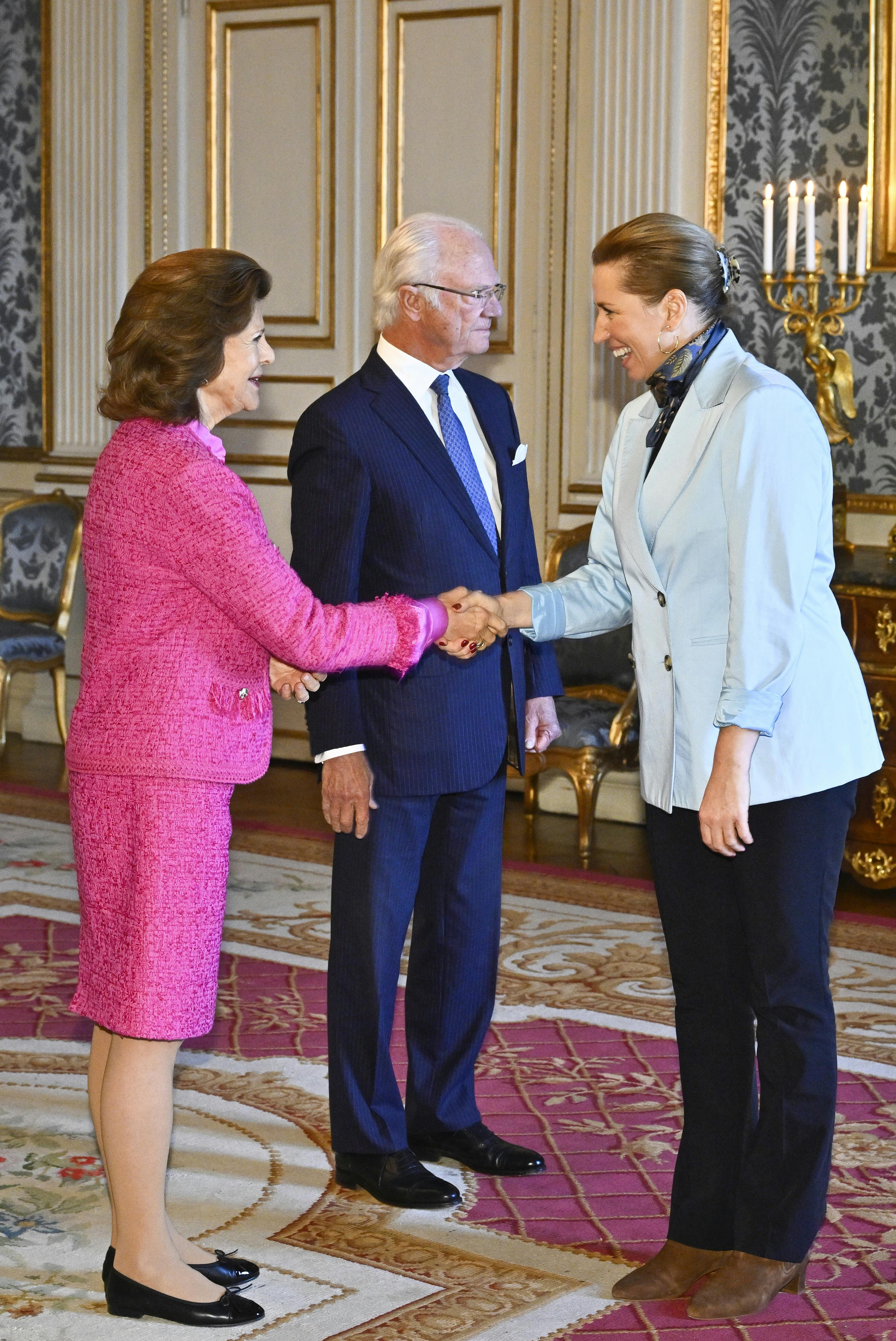 Mette Frederiksen hilste på dronning Silvia og kong Carl Gustaf.