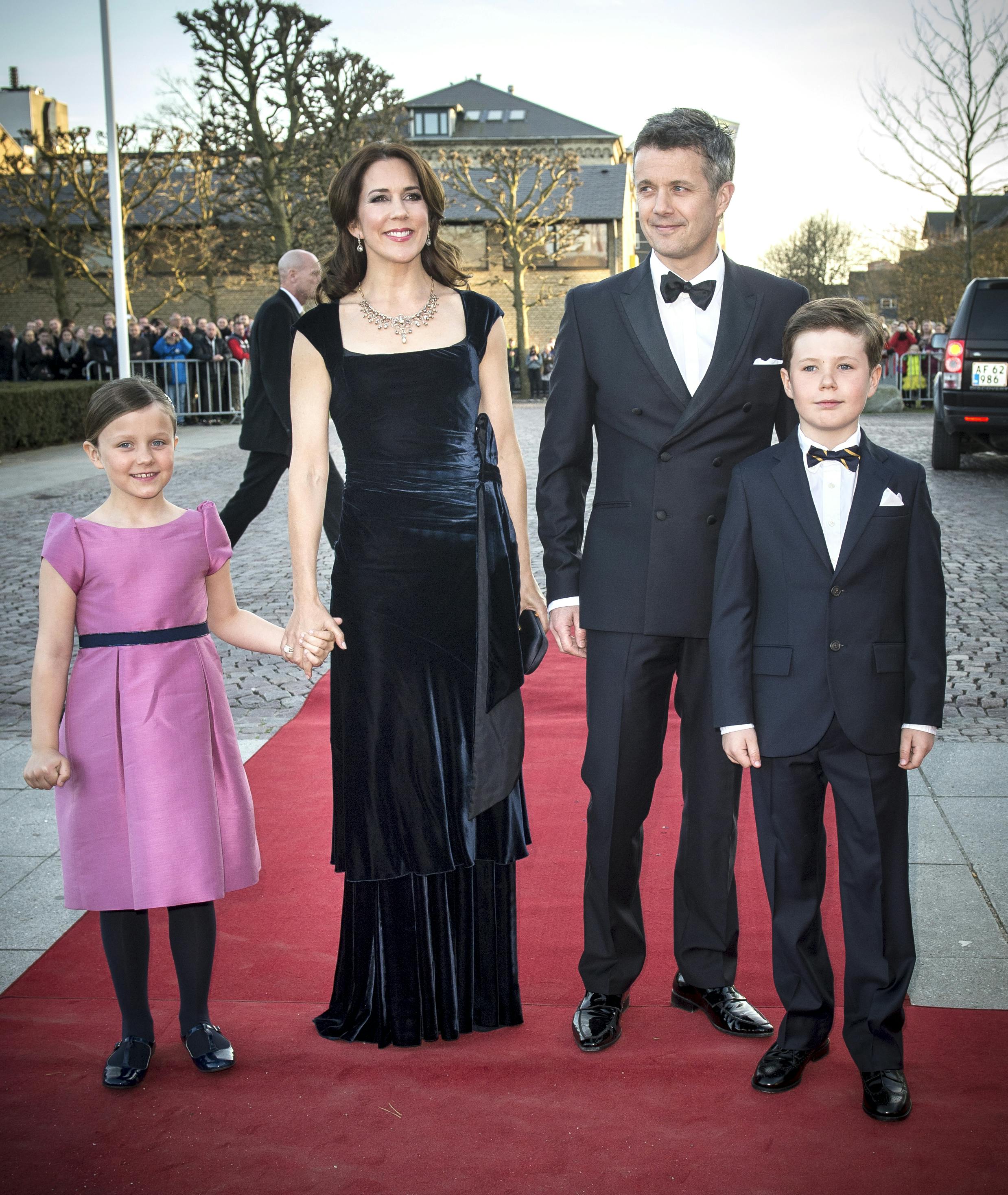 Mary og Frederik var med prins Christian og prinsesse Isabella til festforestilling, da dronning Margrethe fyldte 75. Her ses, hvordan diademet også kan bæres som halskæde.