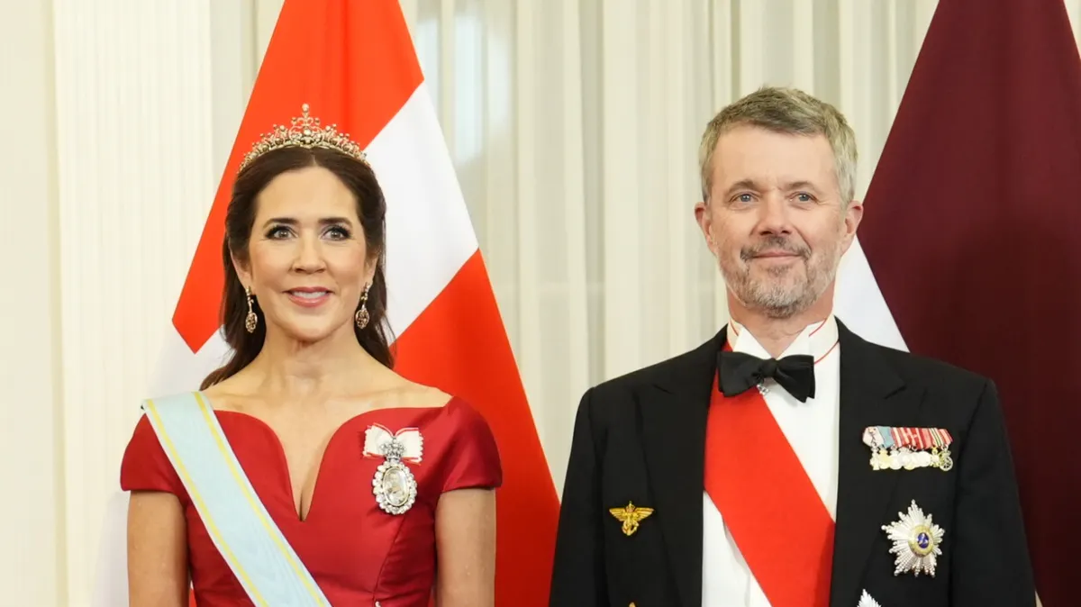 Dronning Mary og kong Frederik til galla i Riga: Bærer kostbare gaver ...