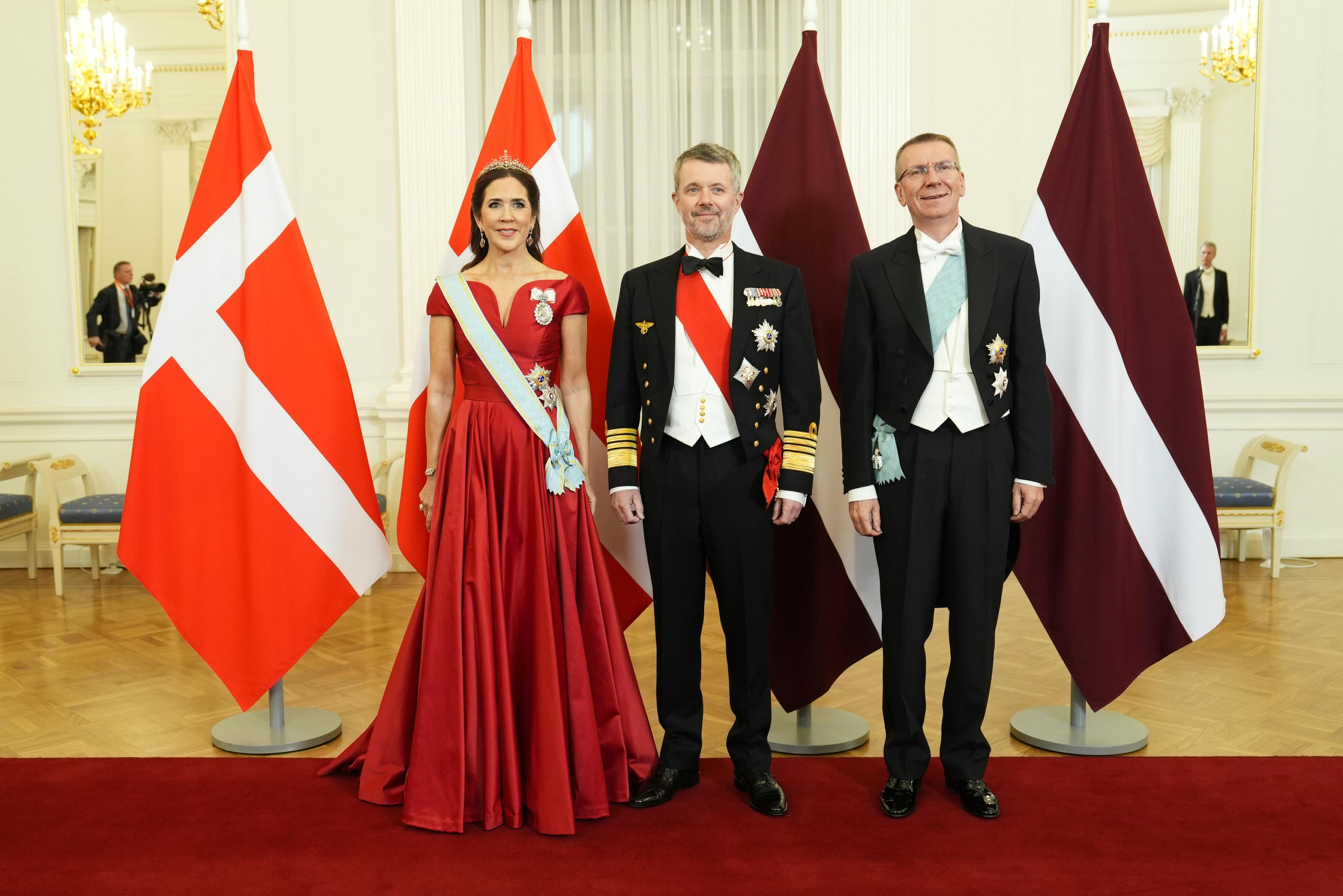 Dronning Mary og kong Frederik med Letlands præsident Edgars Rinkēvičs. 