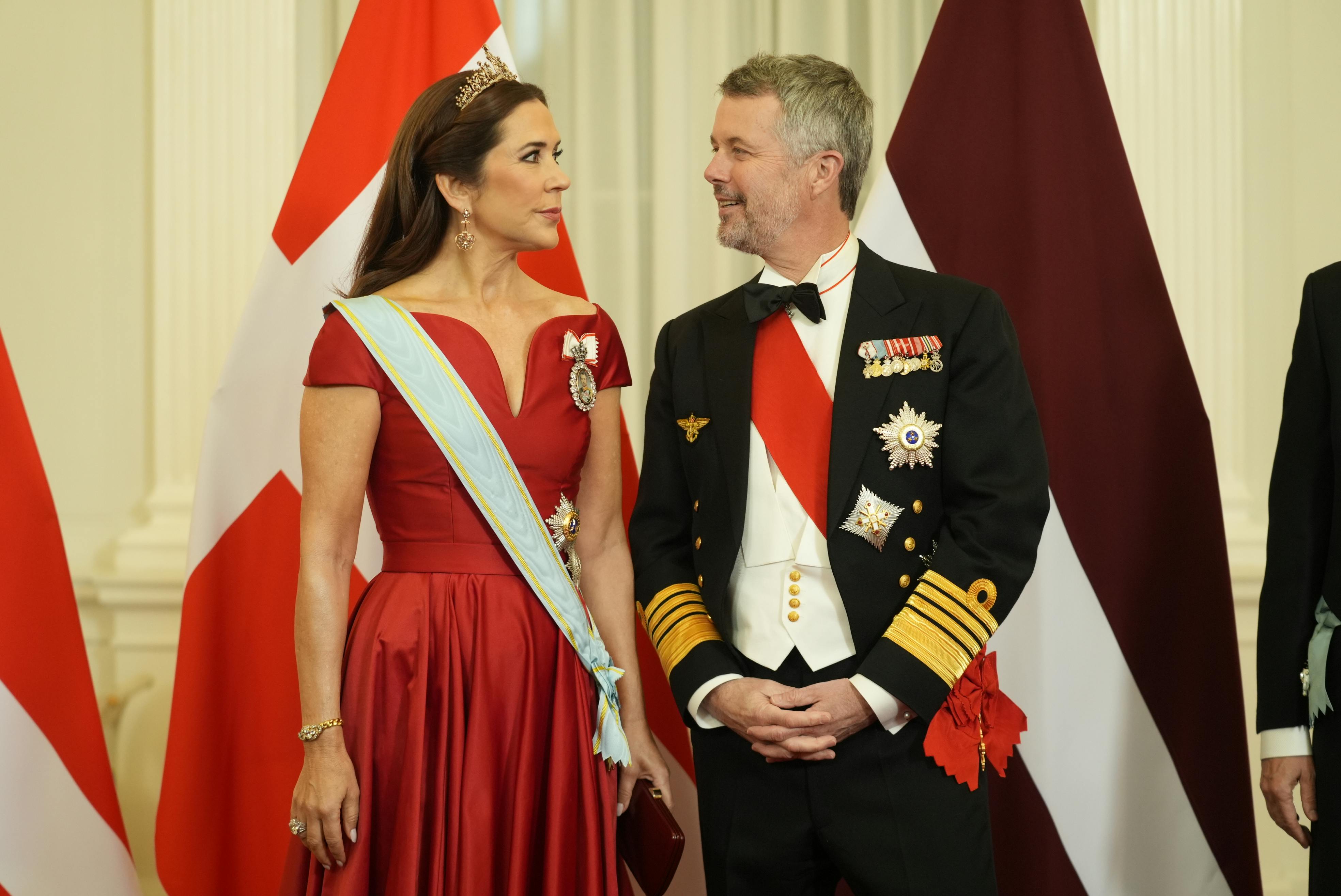 Dronning Mary og kong Frederik bærer deres nye ordener.