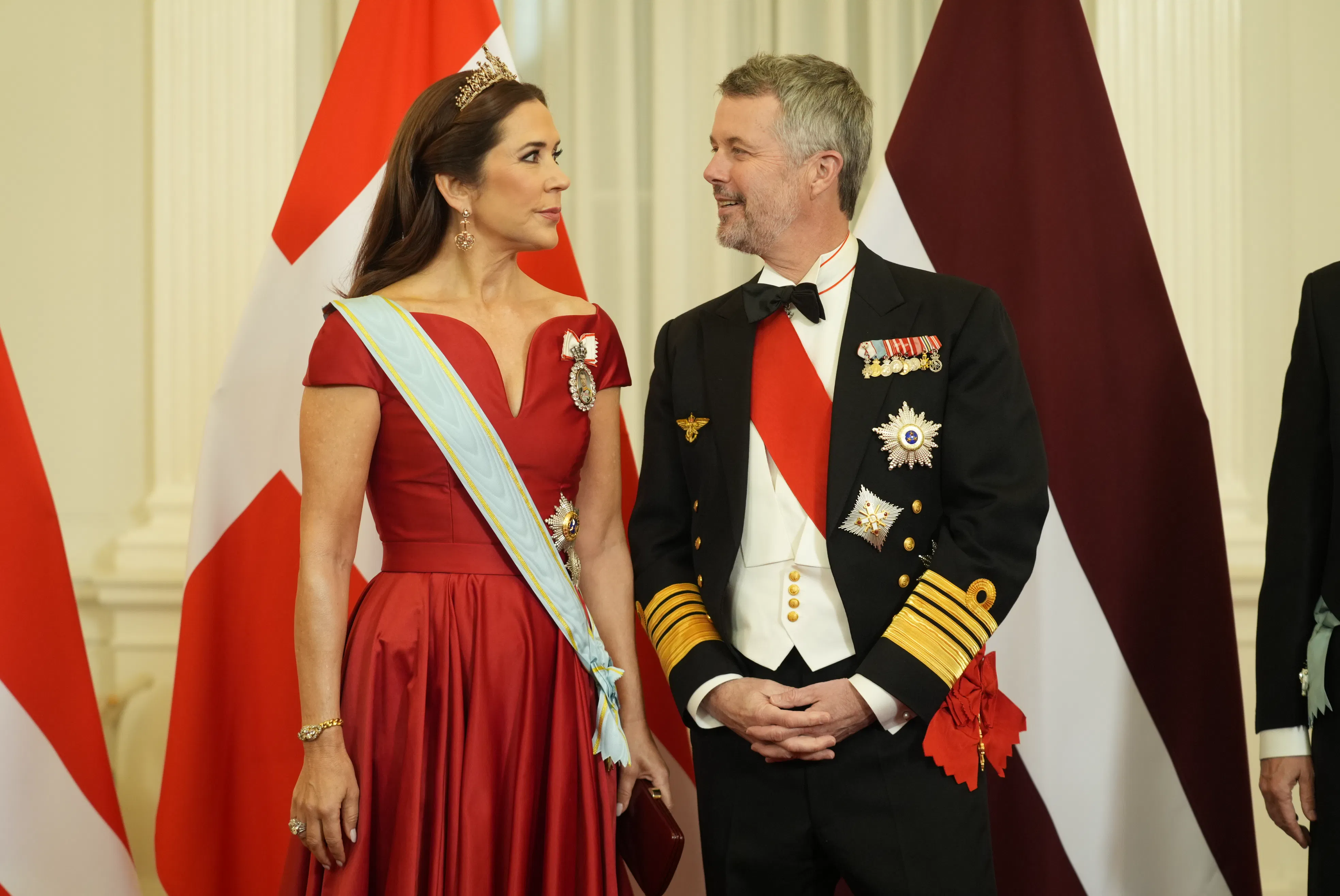 Dronning Mary og kong Frederik til galla i Riga: Bærer kostbare gaver