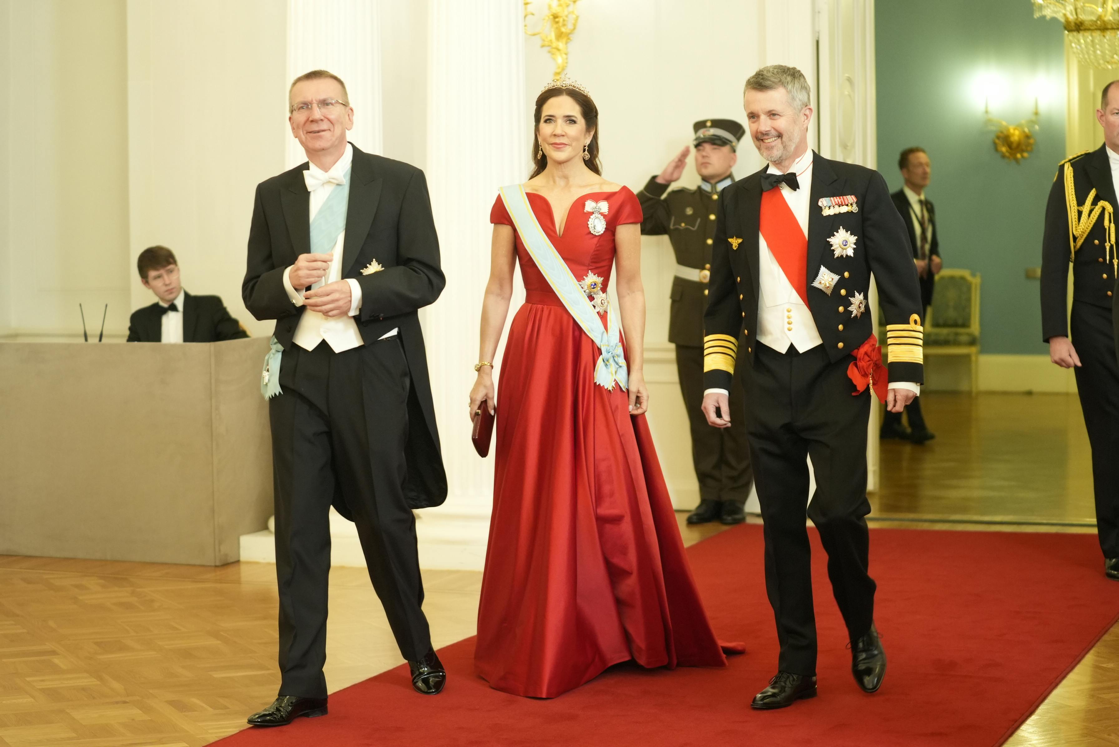 Dronning Mary ankommer til galla på slottet i Riga.