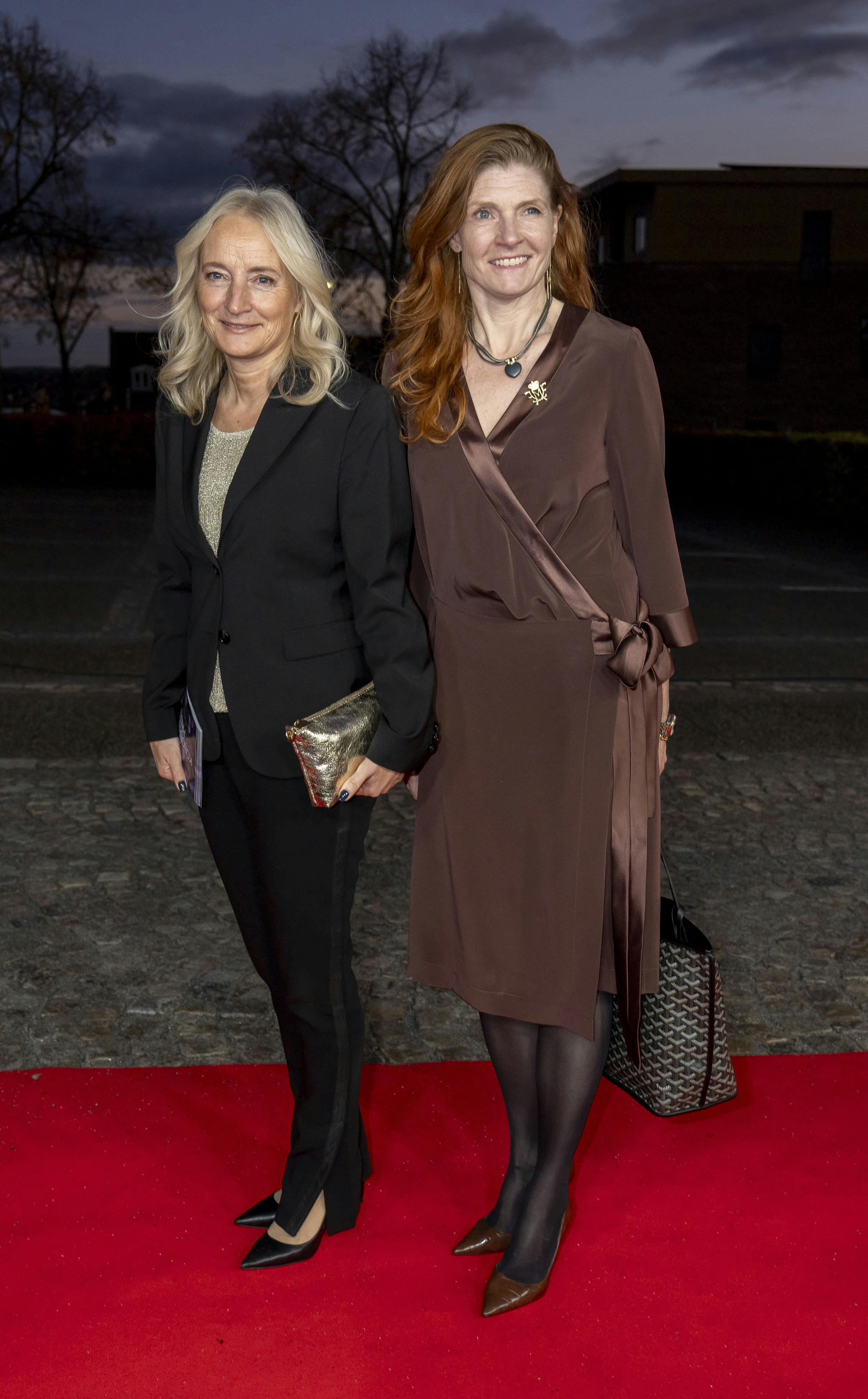 Dronning Marys privatsekretær, Henritte Ellermann-Kingombe, sammen med Kongehusets kommunikationschef, Nina Munch-Perrin.