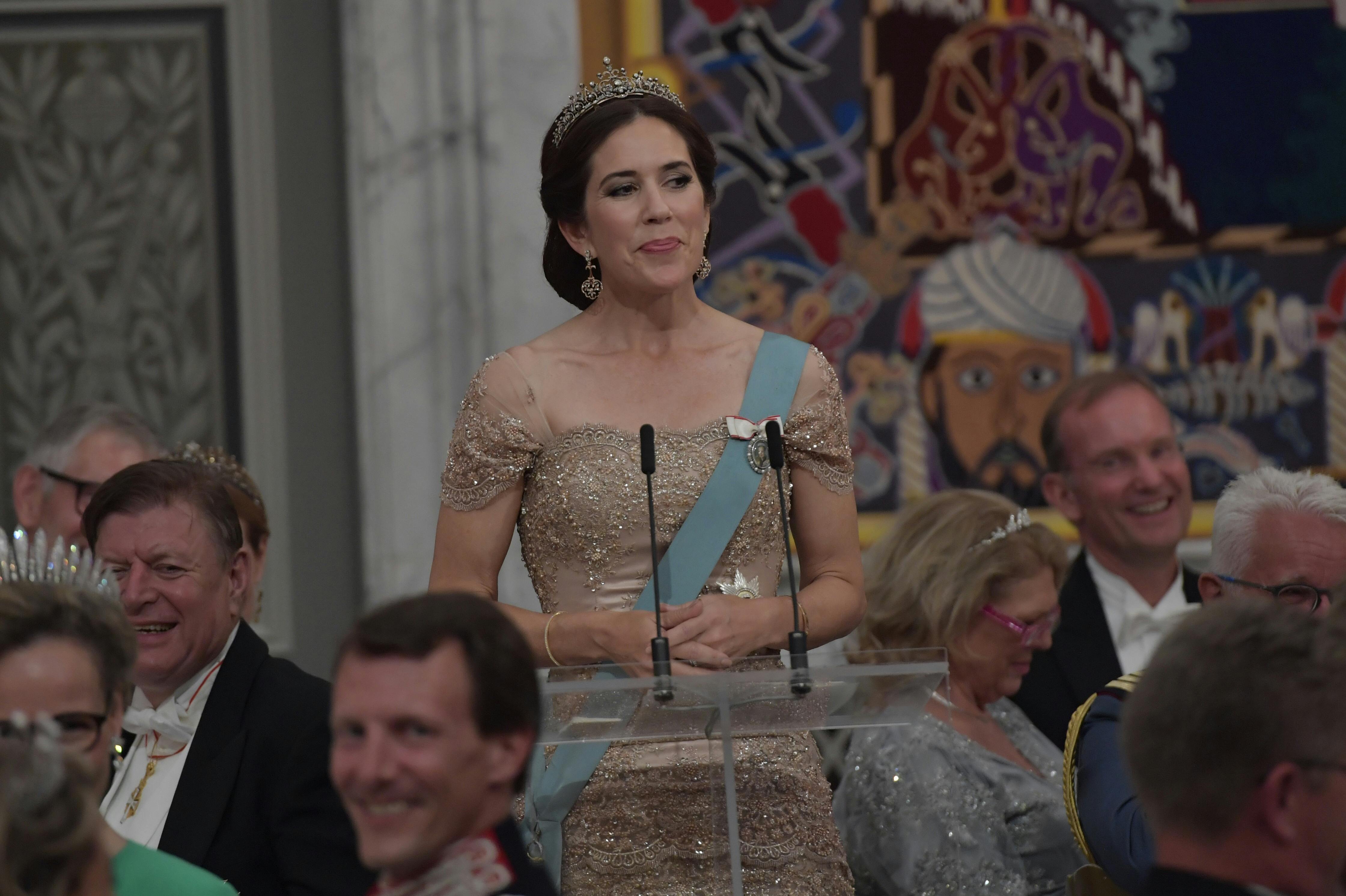 Mary holdt tale under fejringen af Frederiks 50-års fødselsdag.