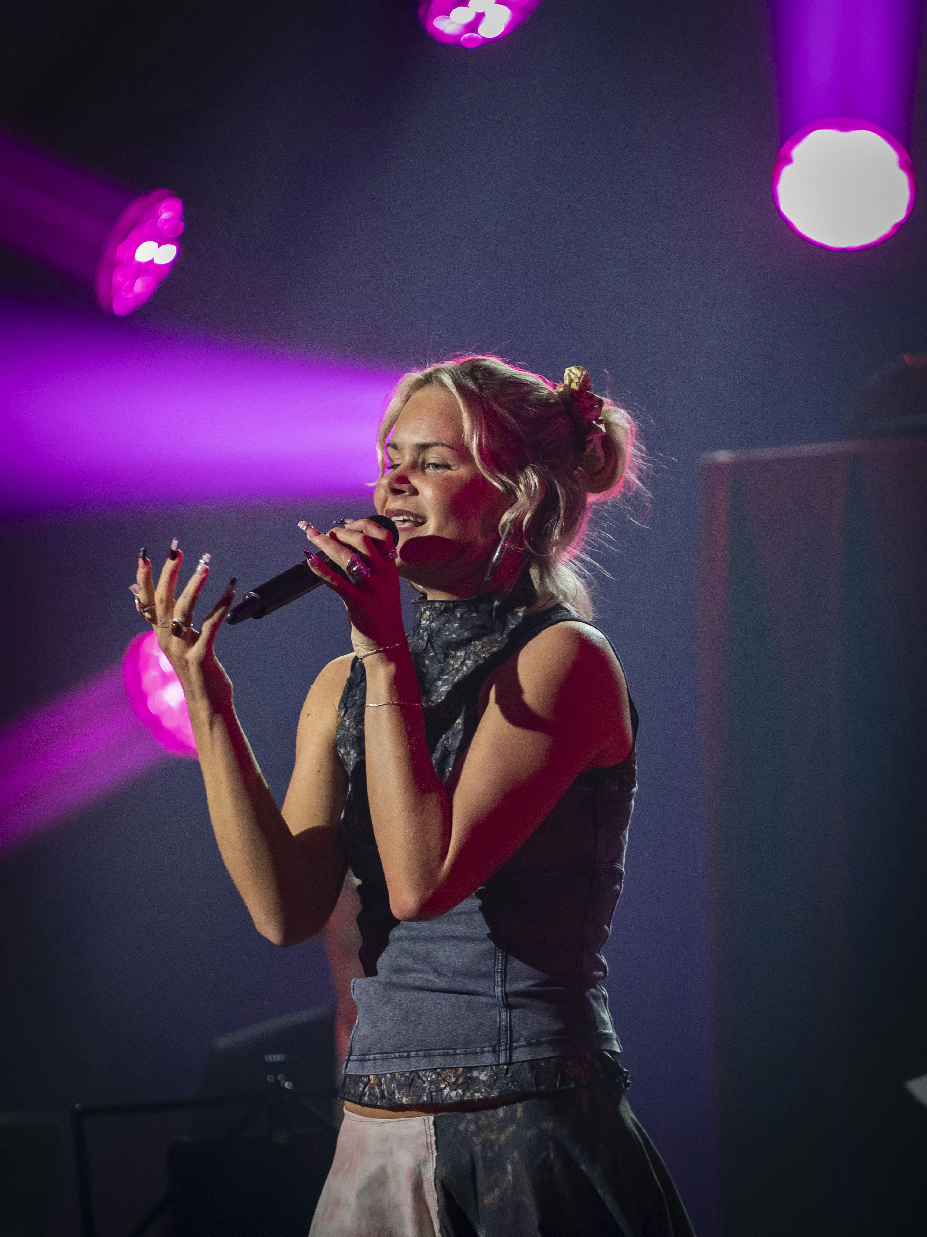 Annika på scenen til "Kongeparrets Priser 2025".