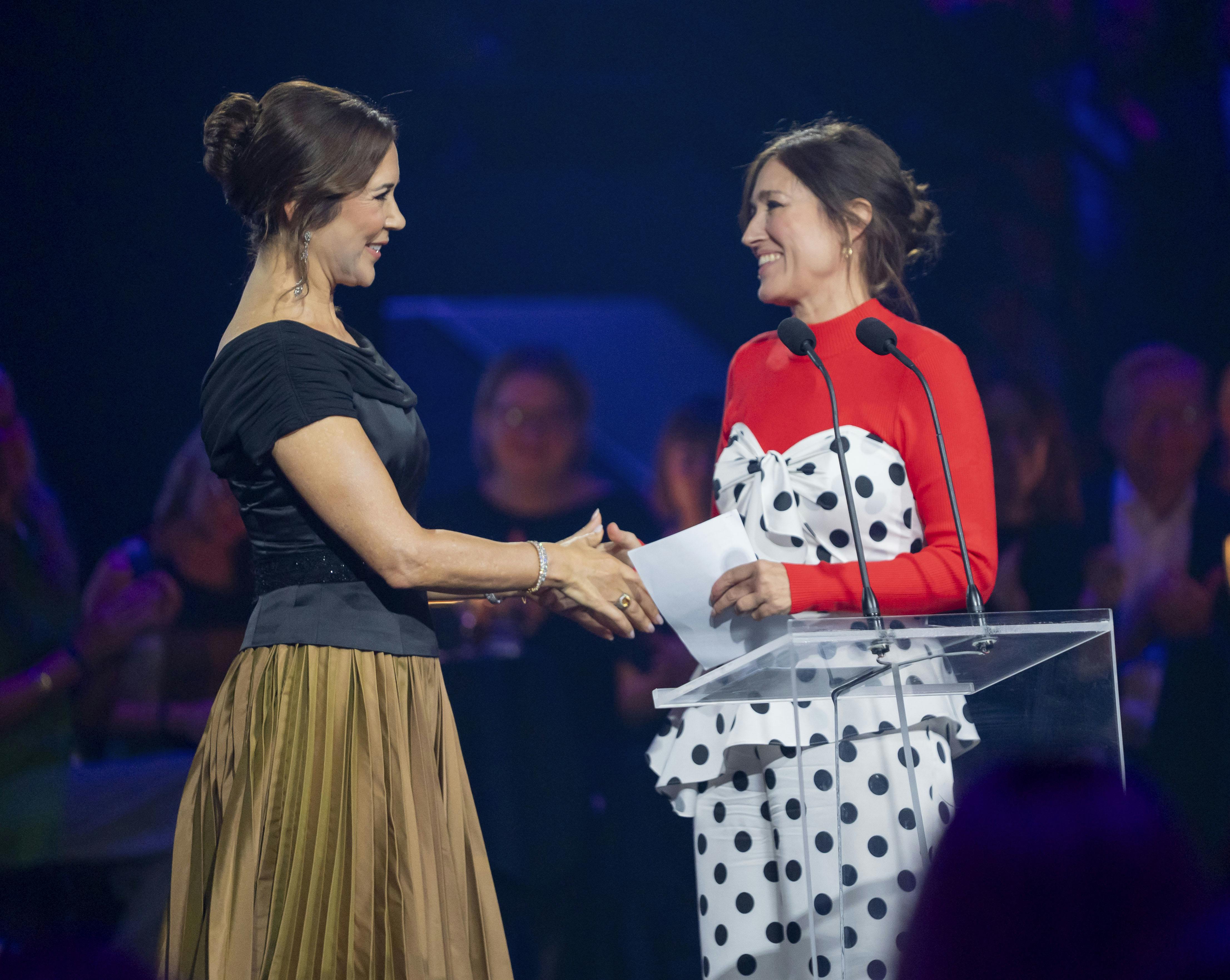 Dronning Mary og Christina Rosendahl på scenen til "Kongeparrets Priser 2025".