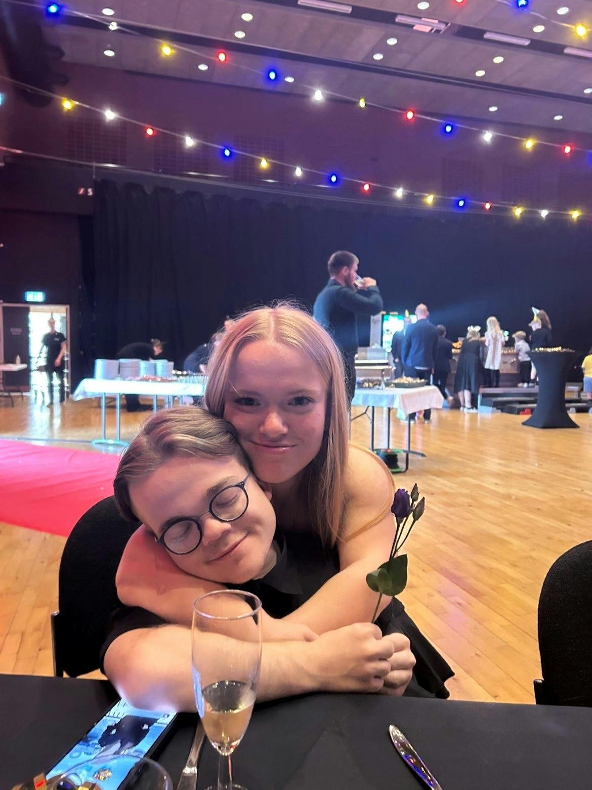 Hjalte med sin kæreste Nanna.