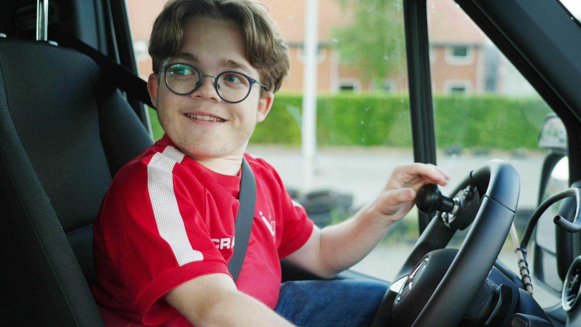 Hjalte er ved at tage kørekort.