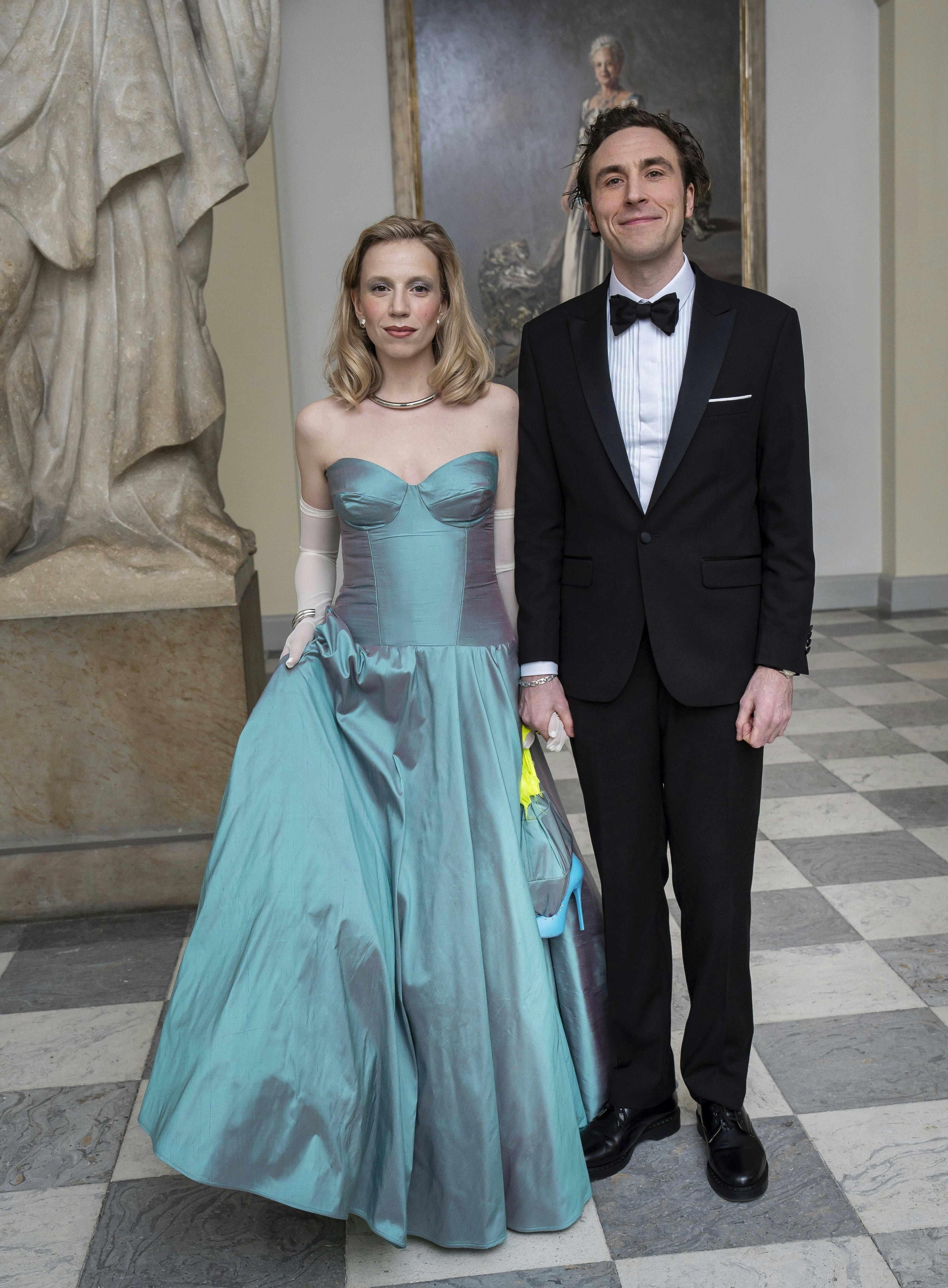 Emma Sehested Høeg havde sin kæreste, dj’en Jonas Visti, ved sin side, da hun var inviteret til kongeparrets aftenselskab for kunst og kultur.