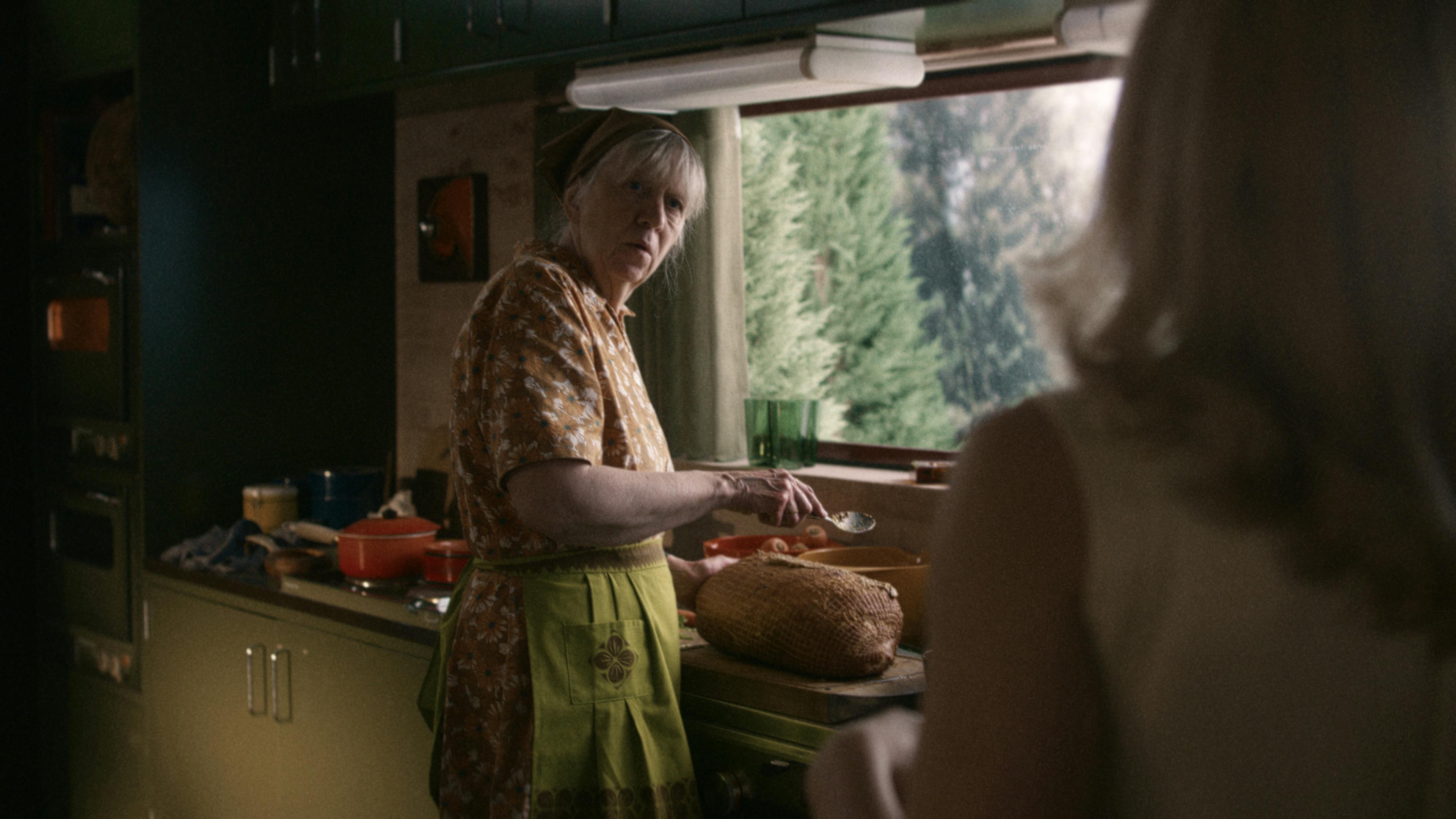 Tine Sehested Høeg som kogekonen i "Carmen Curlers".