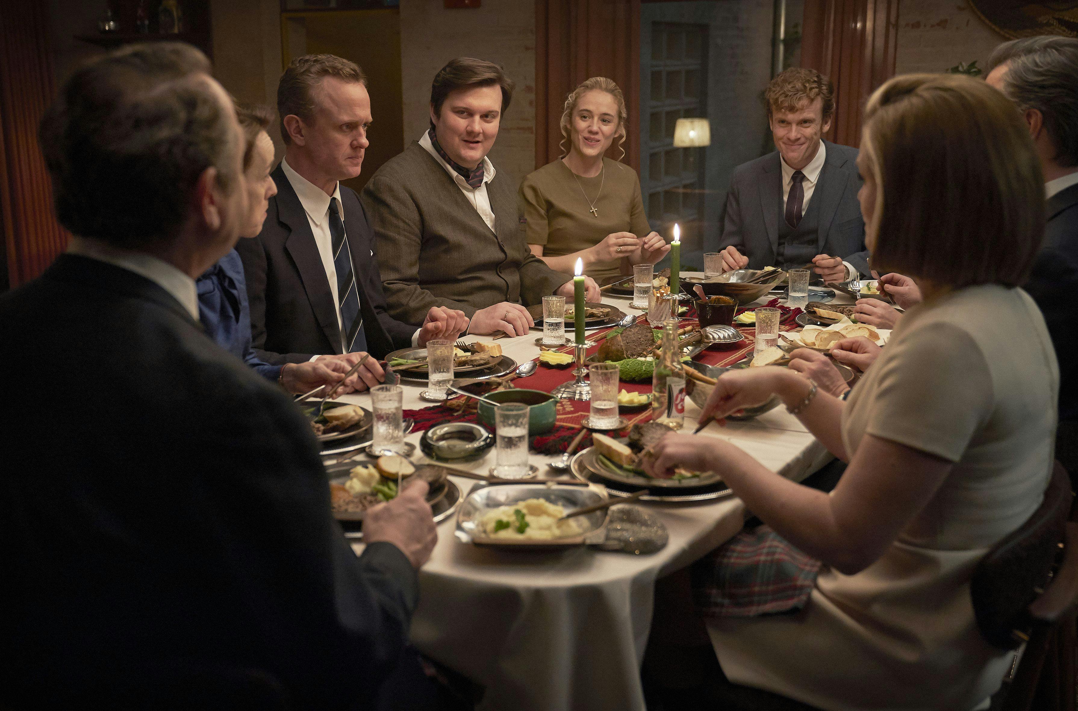 Stemningen omkring spisebordet i Axels spisestue er trykket i "Carmen Curlers".