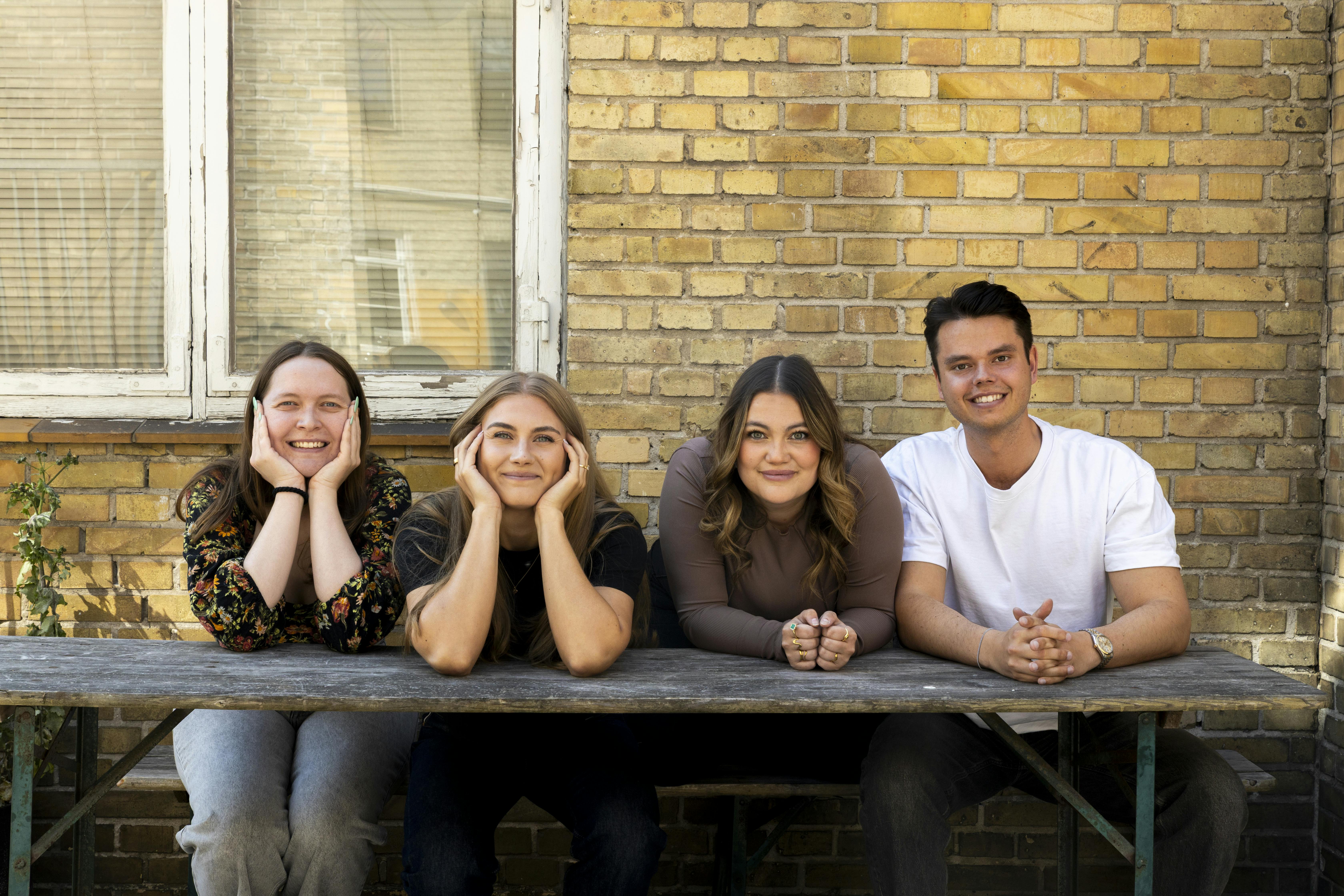 Rachel, Mathilde, Stephanie og Christian vender tilbage i "Årgang 0 forever", men det gør Emma ikke. 