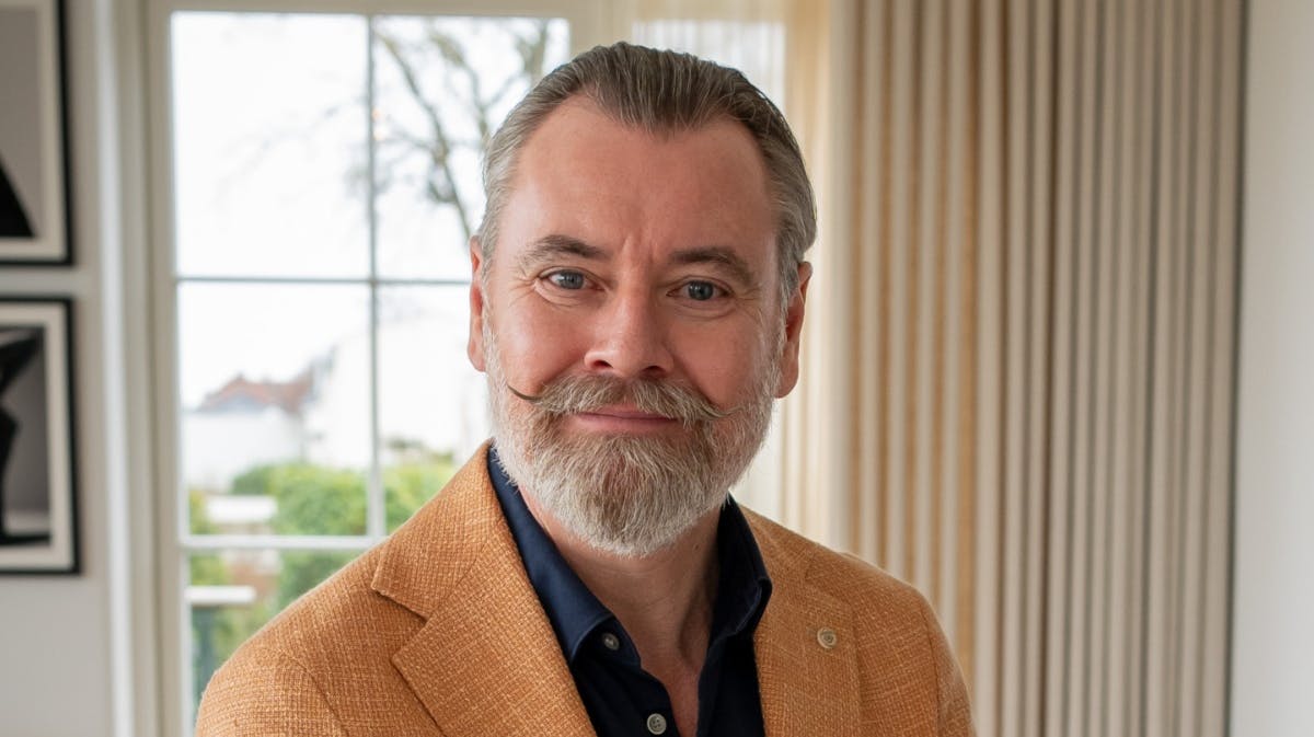 Liebhavermægler Lars Elbæk har sammen med designer Rasmus Larsson gjort status i programmet "Fra 1-værelses til strandvejsvilla".