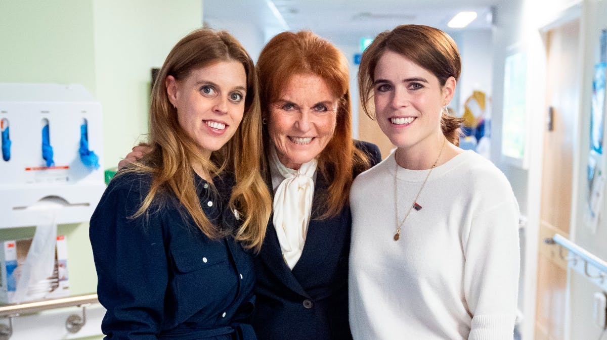 Prinsesserne sammen med deres mor, Sarah Ferguson.